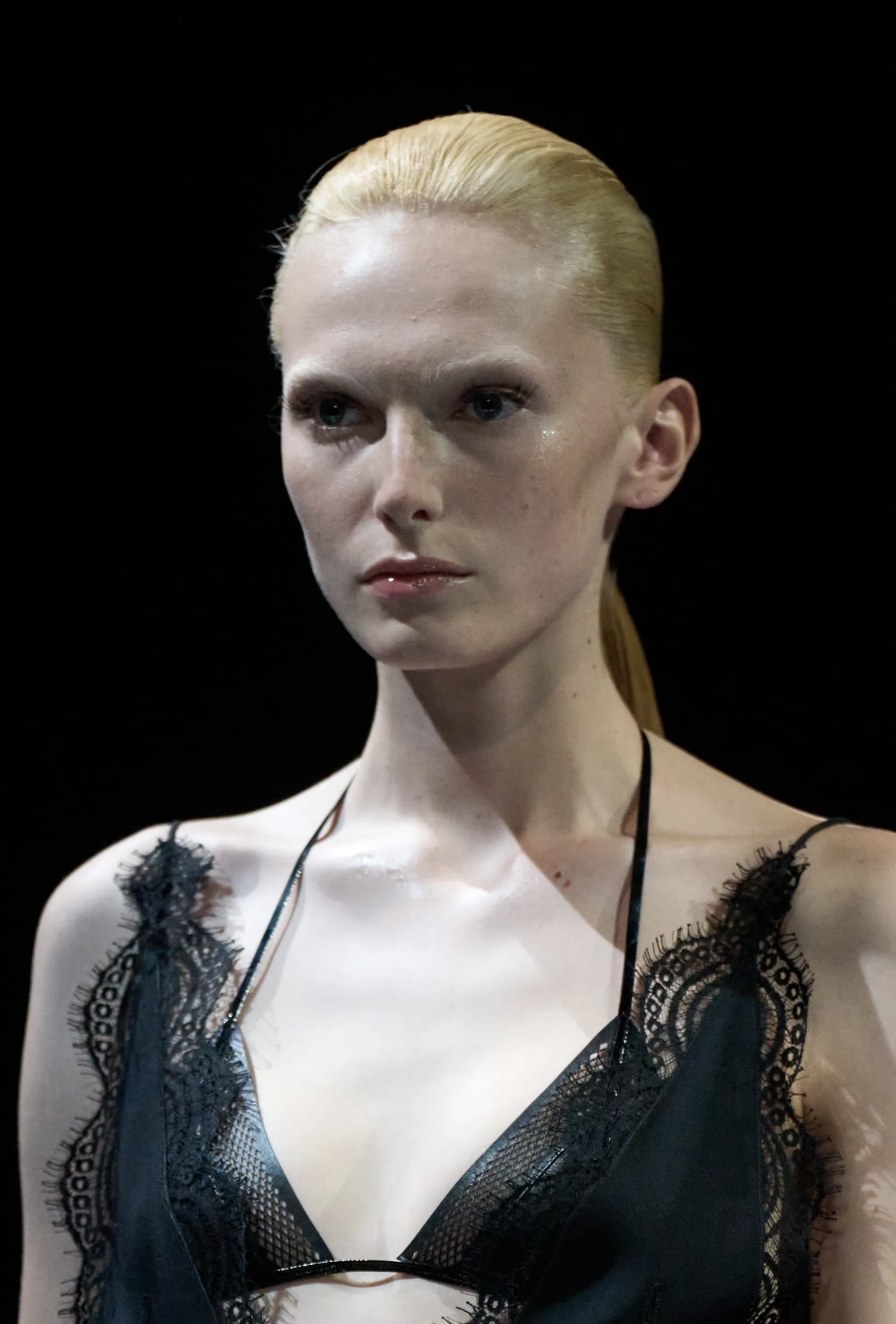 Все оттенки розового и неконвенциональные челки: бьюти-тренды Недели моды в Париже (фото 19)