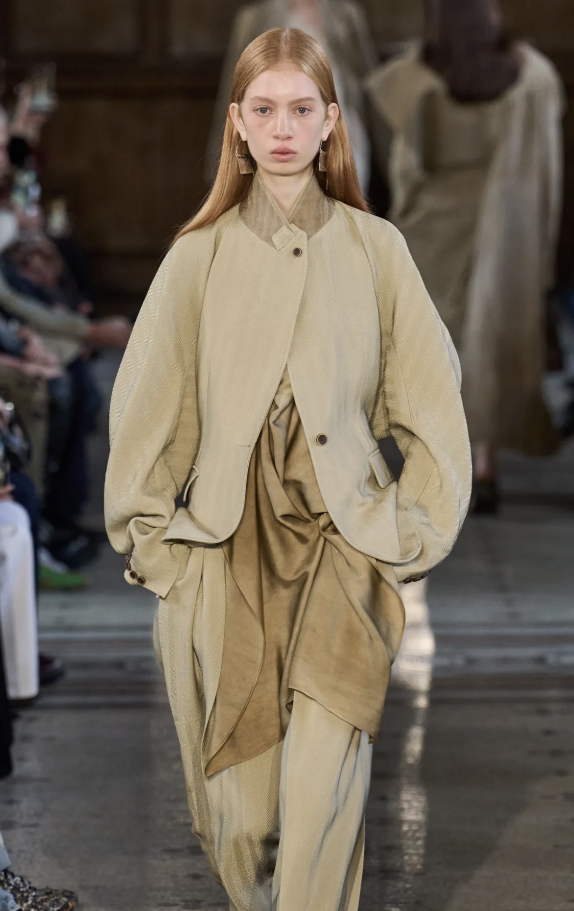 Все оттенки розового и неконвенциональные челки: бьюти-тренды Недели моды в Париже (фото 20)