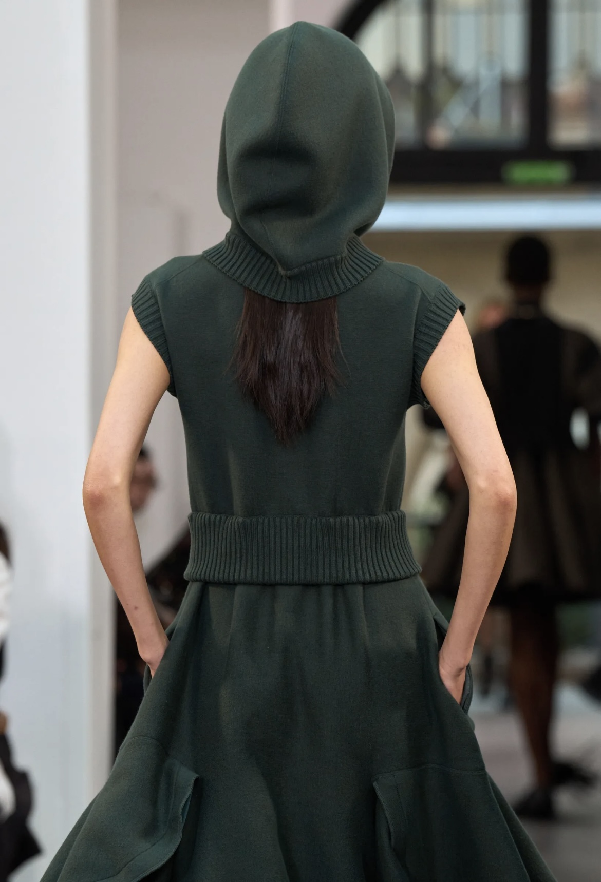 Все оттенки розового и неконвенциональные челки: бьюти-тренды Недели моды в Париже (фото 30)