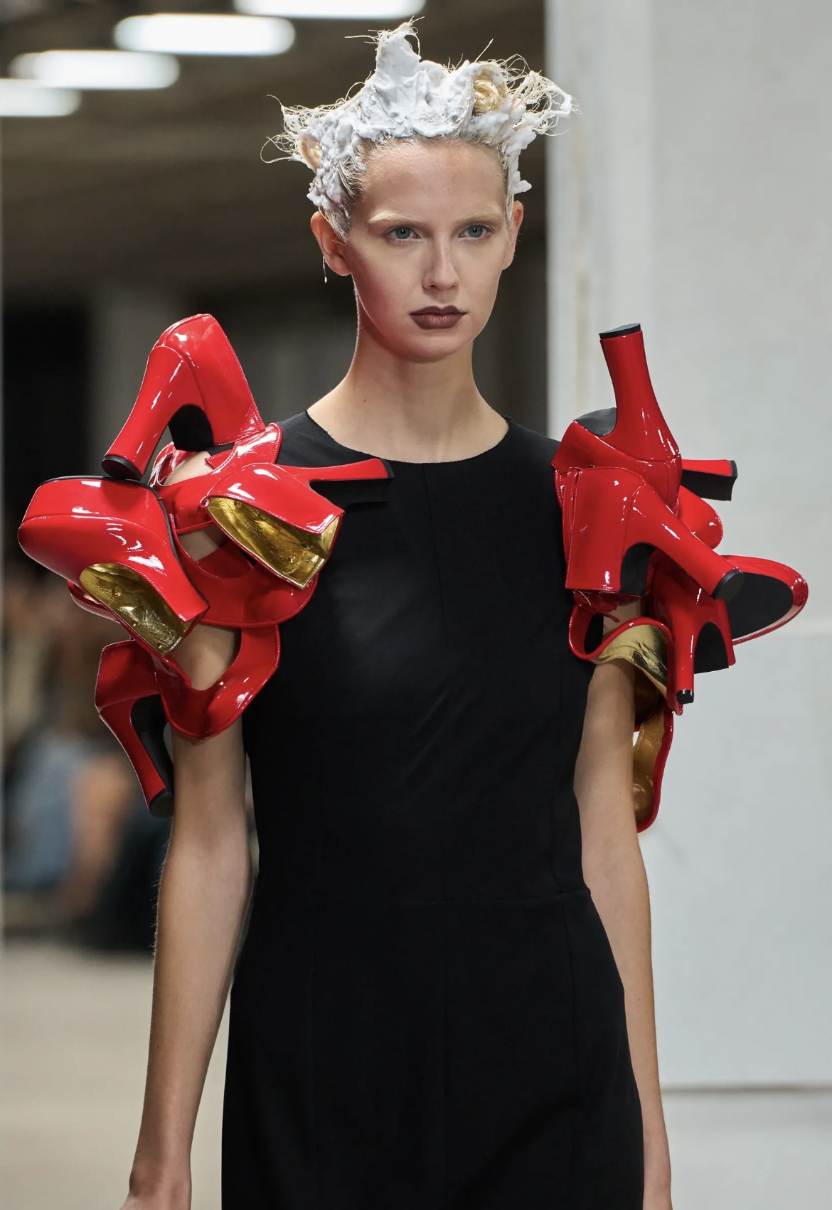 Все оттенки розового и неконвенциональные челки: бьюти-тренды Недели моды в Париже (фото 31)