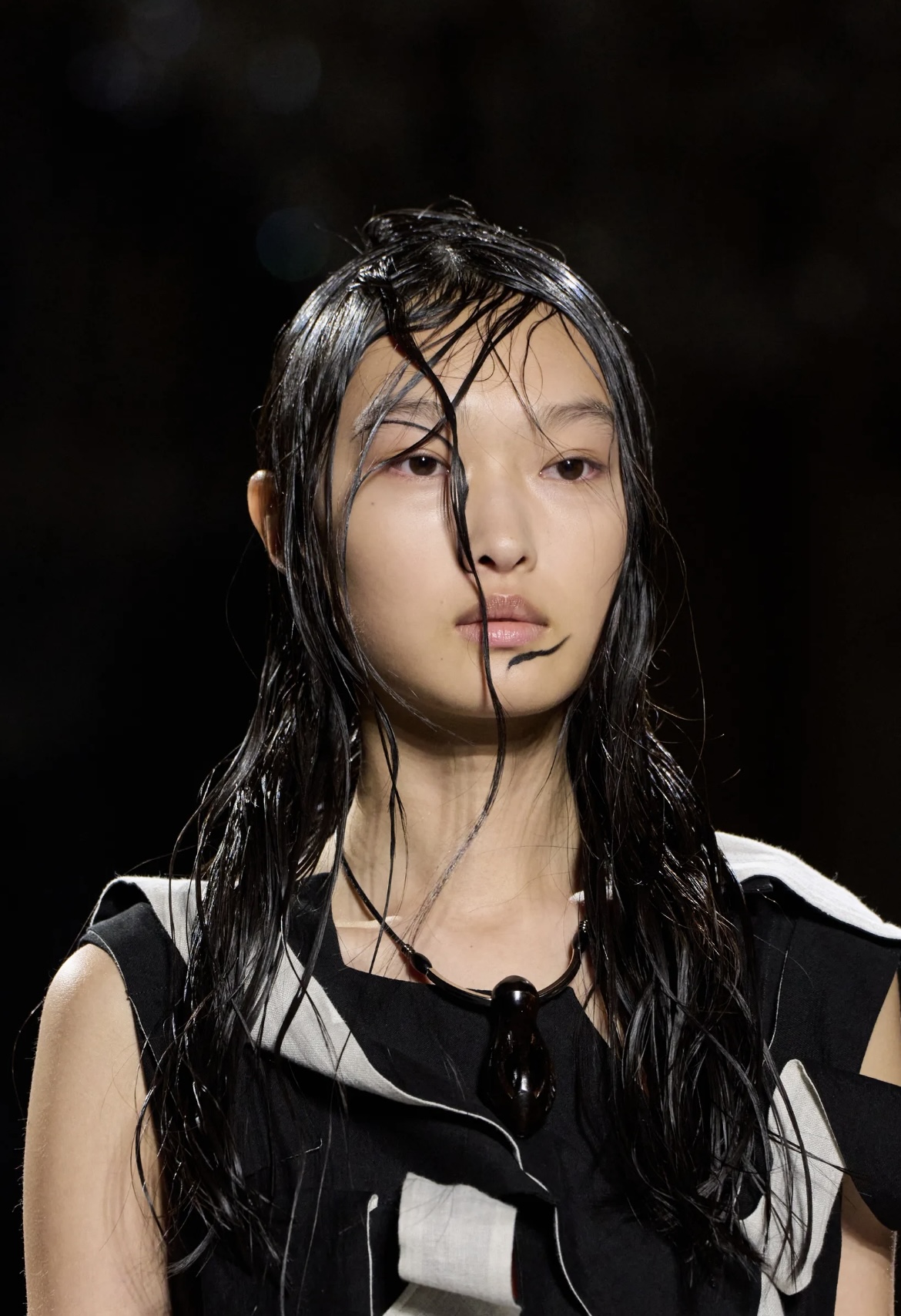 Все оттенки розового и неконвенциональные челки: бьюти-тренды Недели моды в Париже (фото 38)