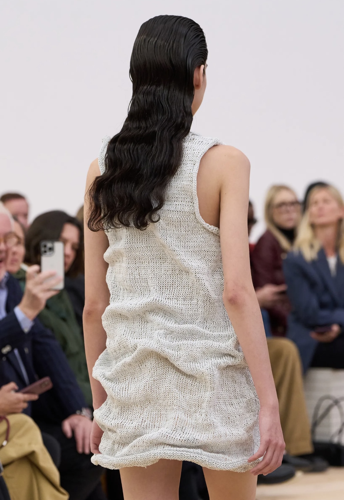 Все оттенки розового и неконвенциональные челки: бьюти-тренды Недели моды в Париже (фото 36)