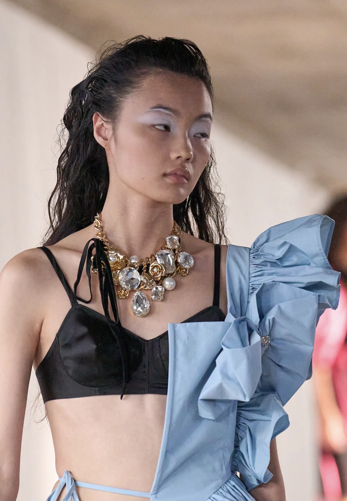 Все оттенки розового и неконвенциональные челки: бьюти-тренды Недели моды в Париже (фото 34)