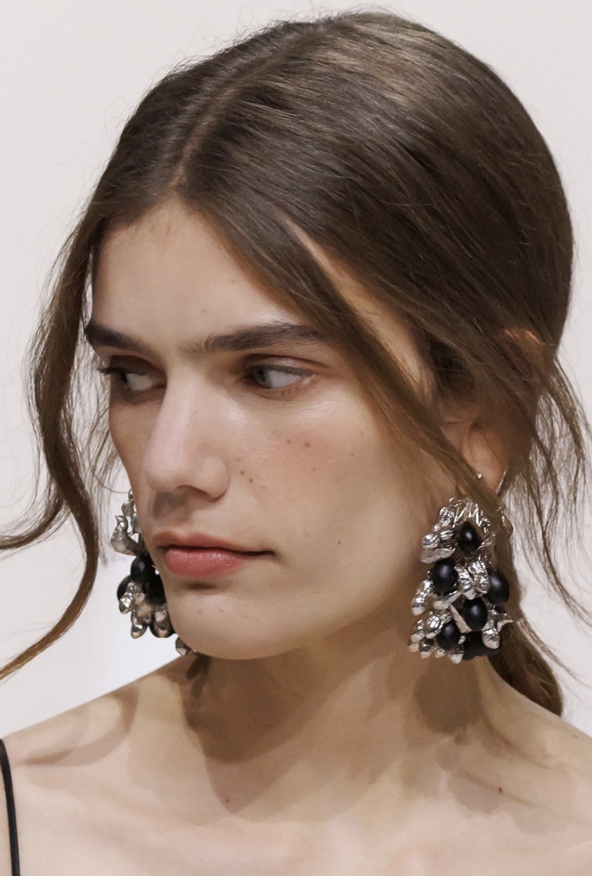 Все оттенки розового и неконвенциональные челки: бьюти-тренды Недели моды в Париже (фото 44)