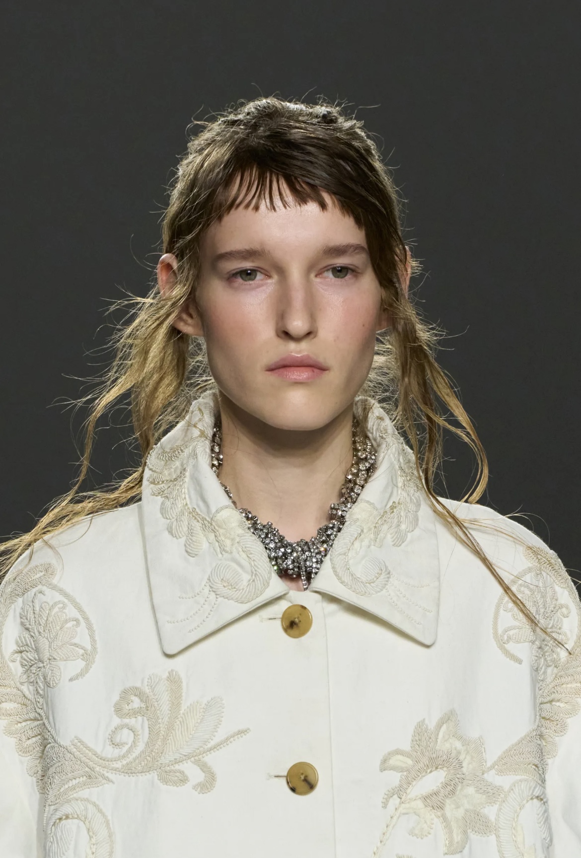 Все оттенки розового и неконвенциональные челки: бьюти-тренды Недели моды в Париже (фото 41)