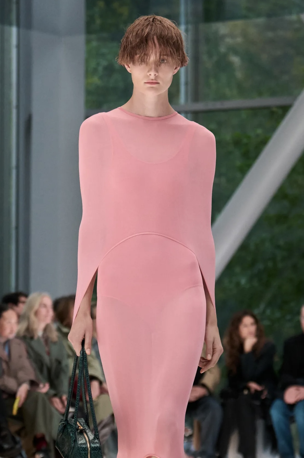 Все оттенки розового и неконвенциональные челки: бьюти-тренды Недели моды в Париже (фото 46)