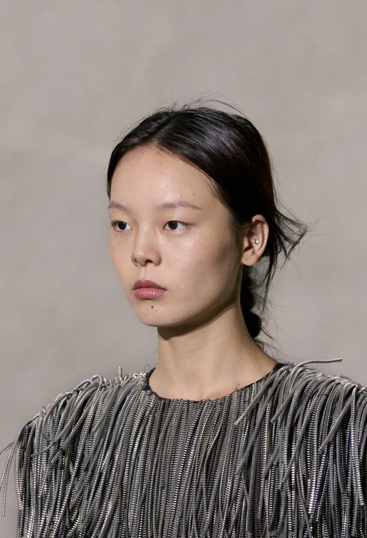 Все оттенки розового и неконвенциональные челки: бьюти-тренды Недели моды в Париже (фото 54)