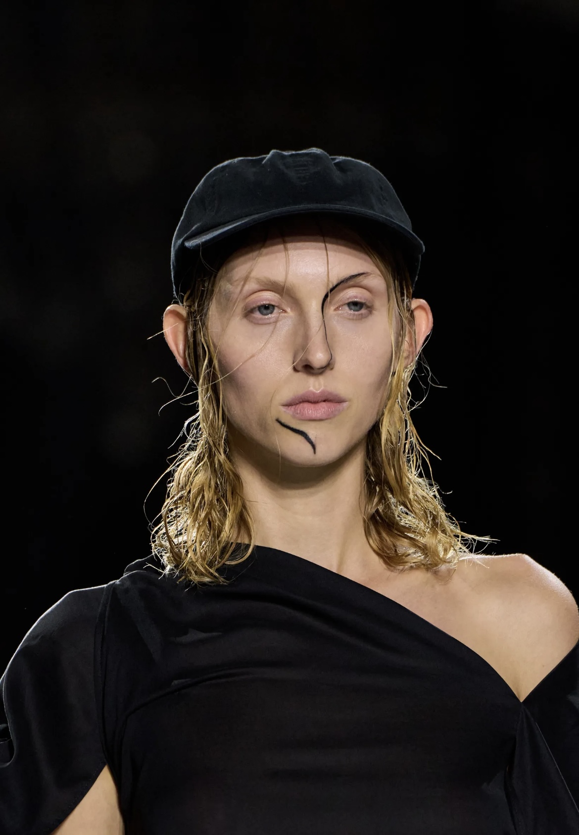 Все оттенки розового и неконвенциональные челки: бьюти-тренды Недели моды в Париже (фото 62)