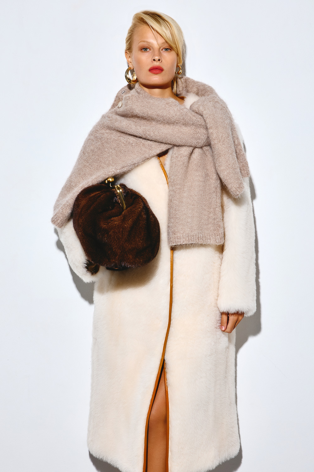 Анорак, бомбер, пончо и пальто без лацканов: 5 трендов верхней одежды с подиумов (фото 7)