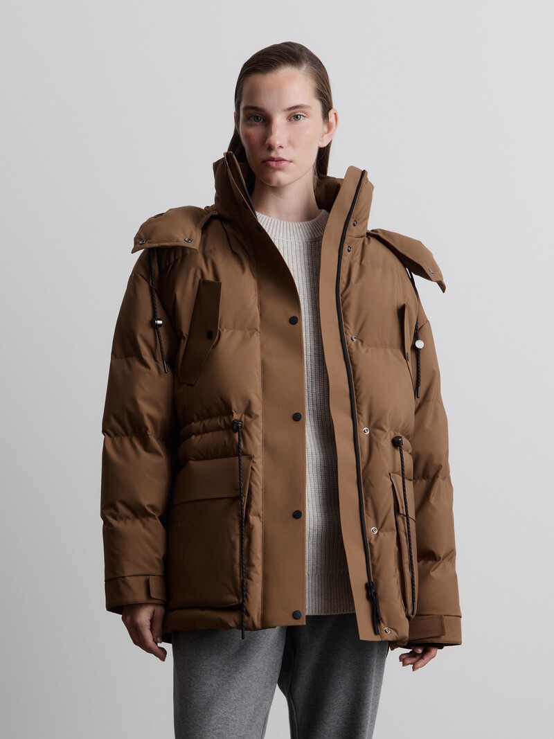 Как одеяло: 30 пуховиков и курток на холодную осень и зиму (фото 11)