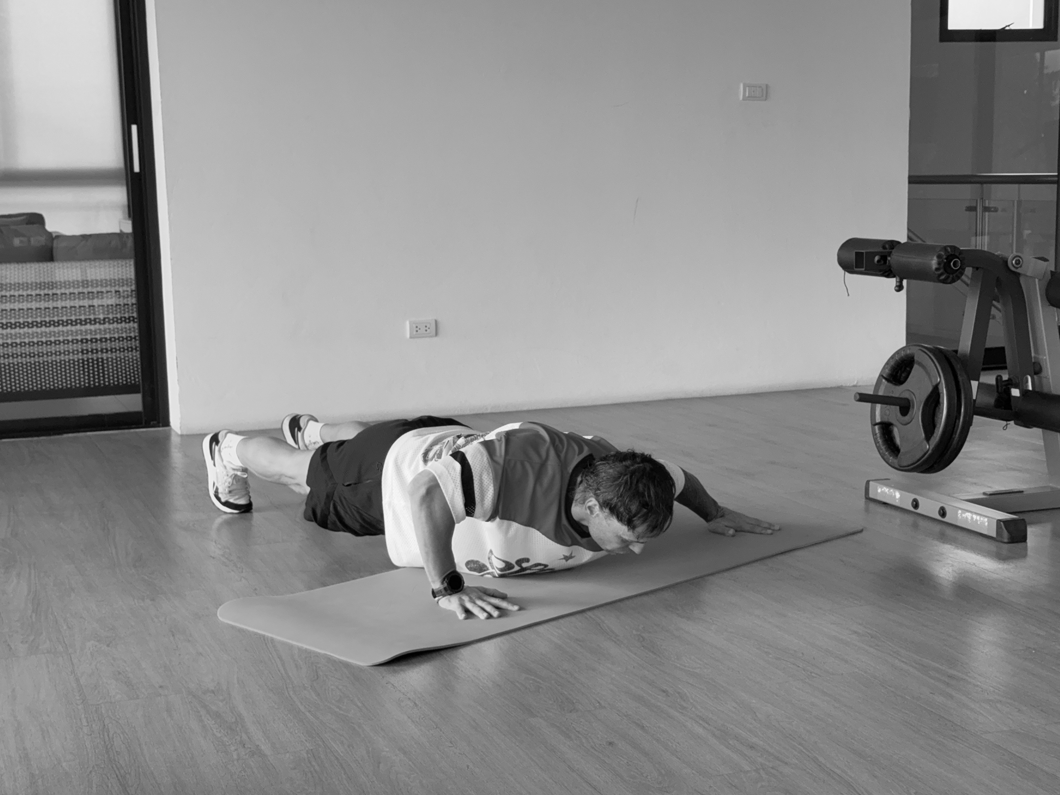 Как заниматься силовыми тренировками без гантелей и штанг? Показывает тренер (фото 4)