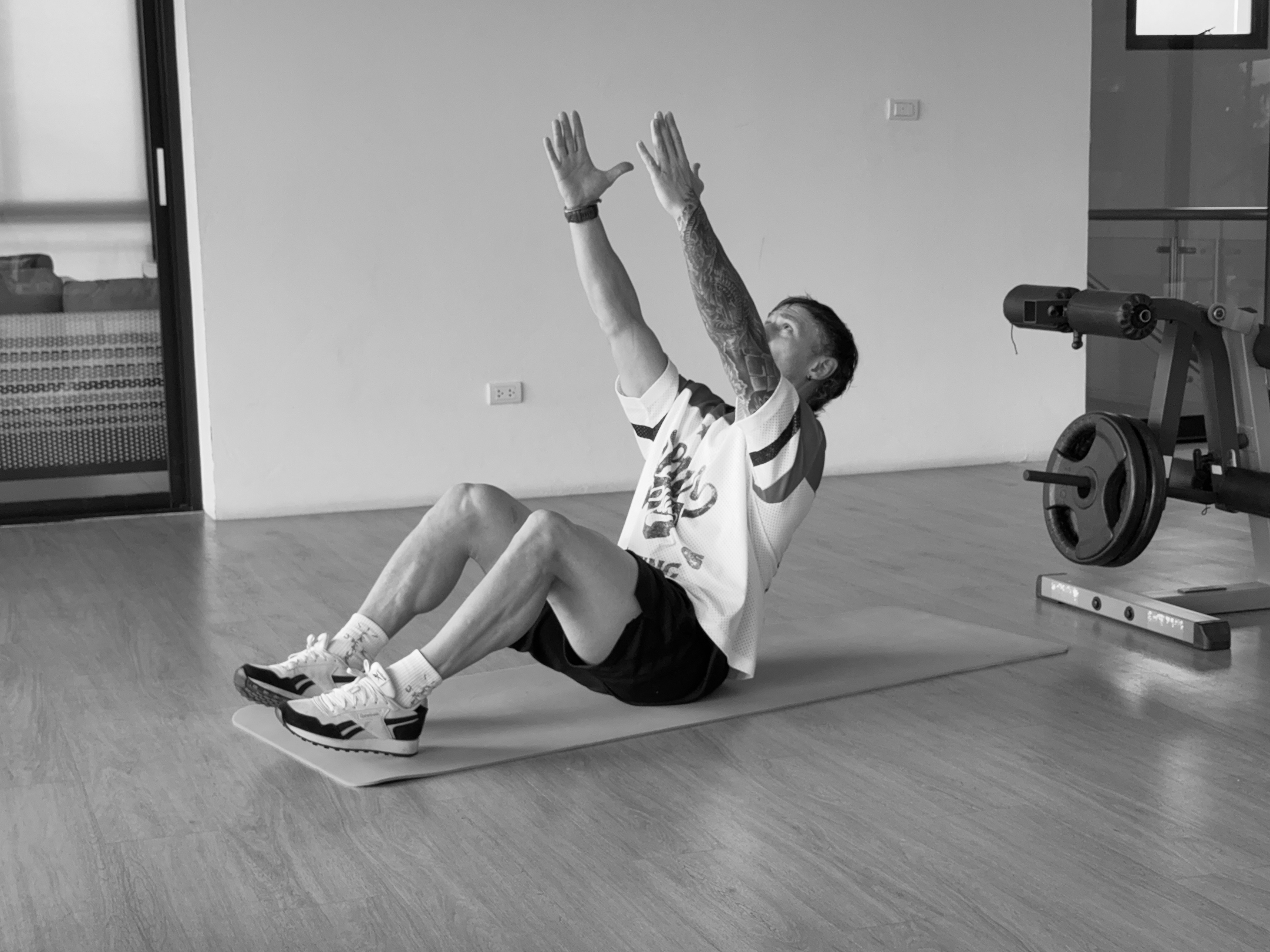 Как заниматься силовыми тренировками без гантелей и штанг? Показывает тренер (фото 5)