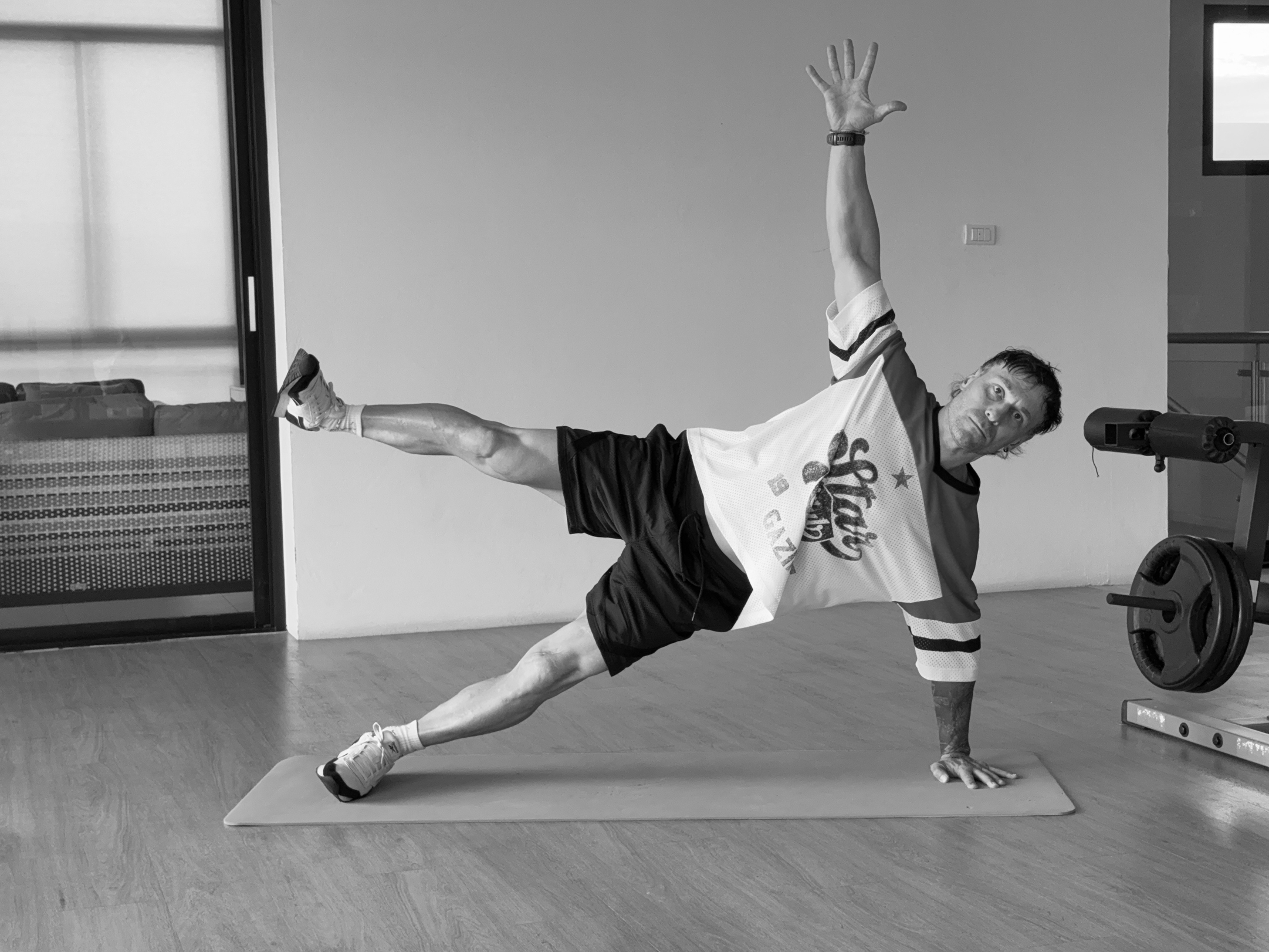 Как заниматься силовыми тренировками без гантелей и штанг? Показывает тренер (фото 6)