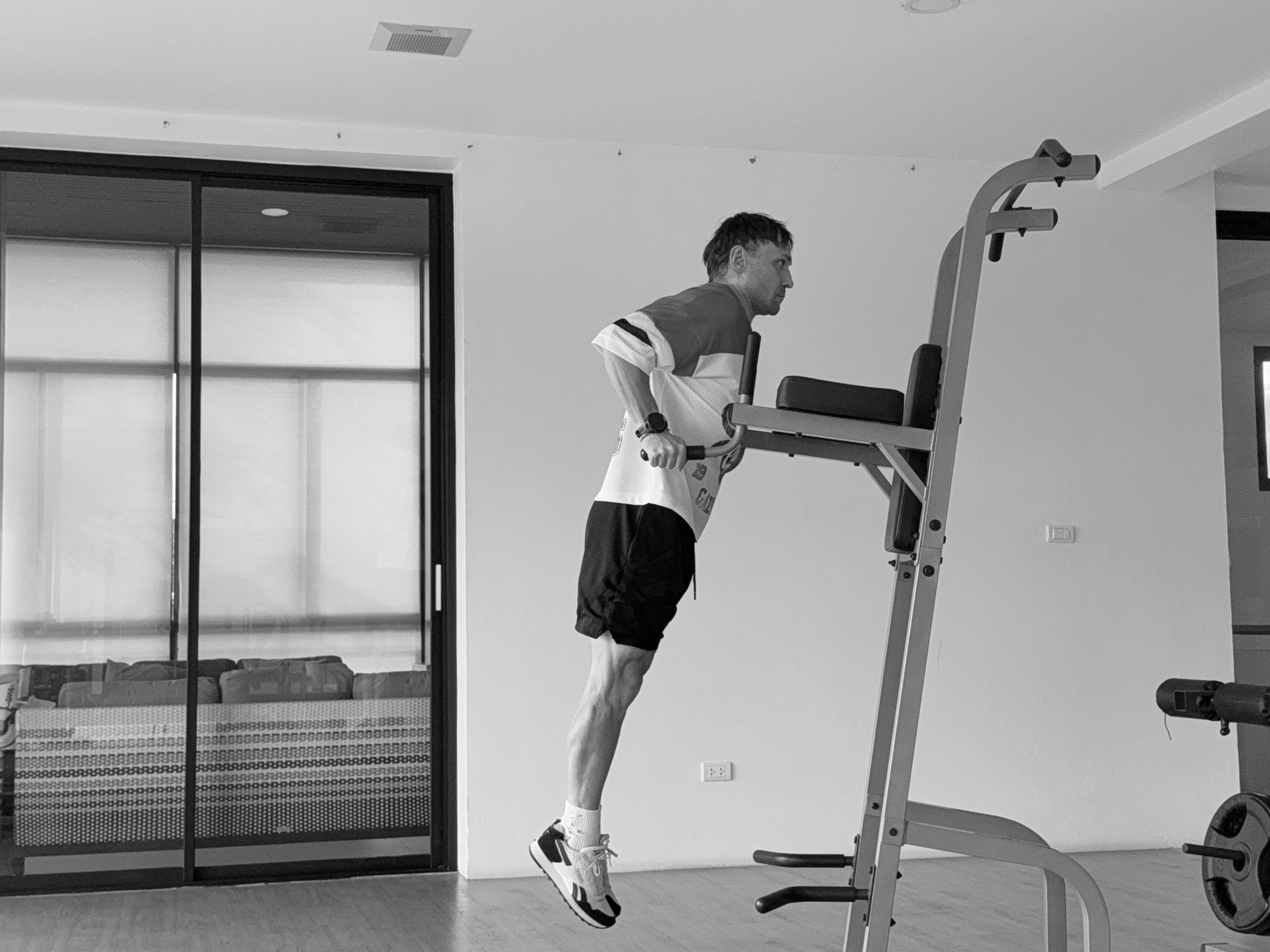 Как заниматься силовыми тренировками без гантелей и штанг? Показывает тренер (фото 3)