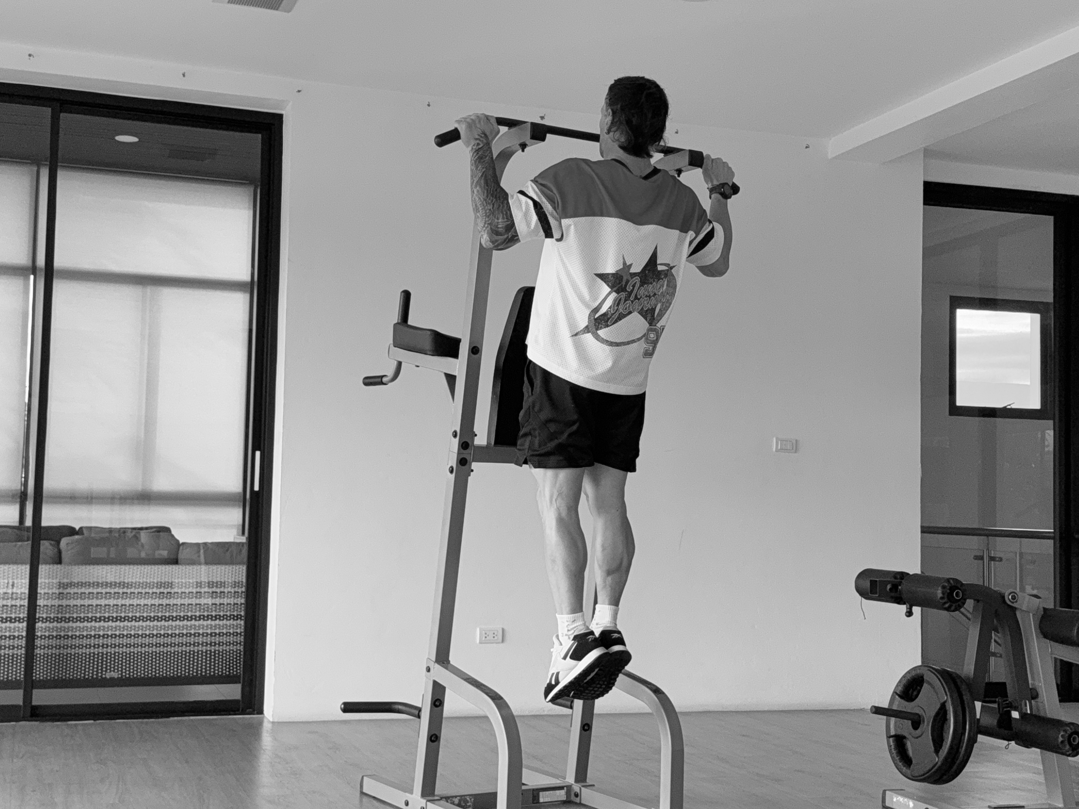 Как заниматься силовыми тренировками без гантелей и штанг? Показывает тренер (фото 2)