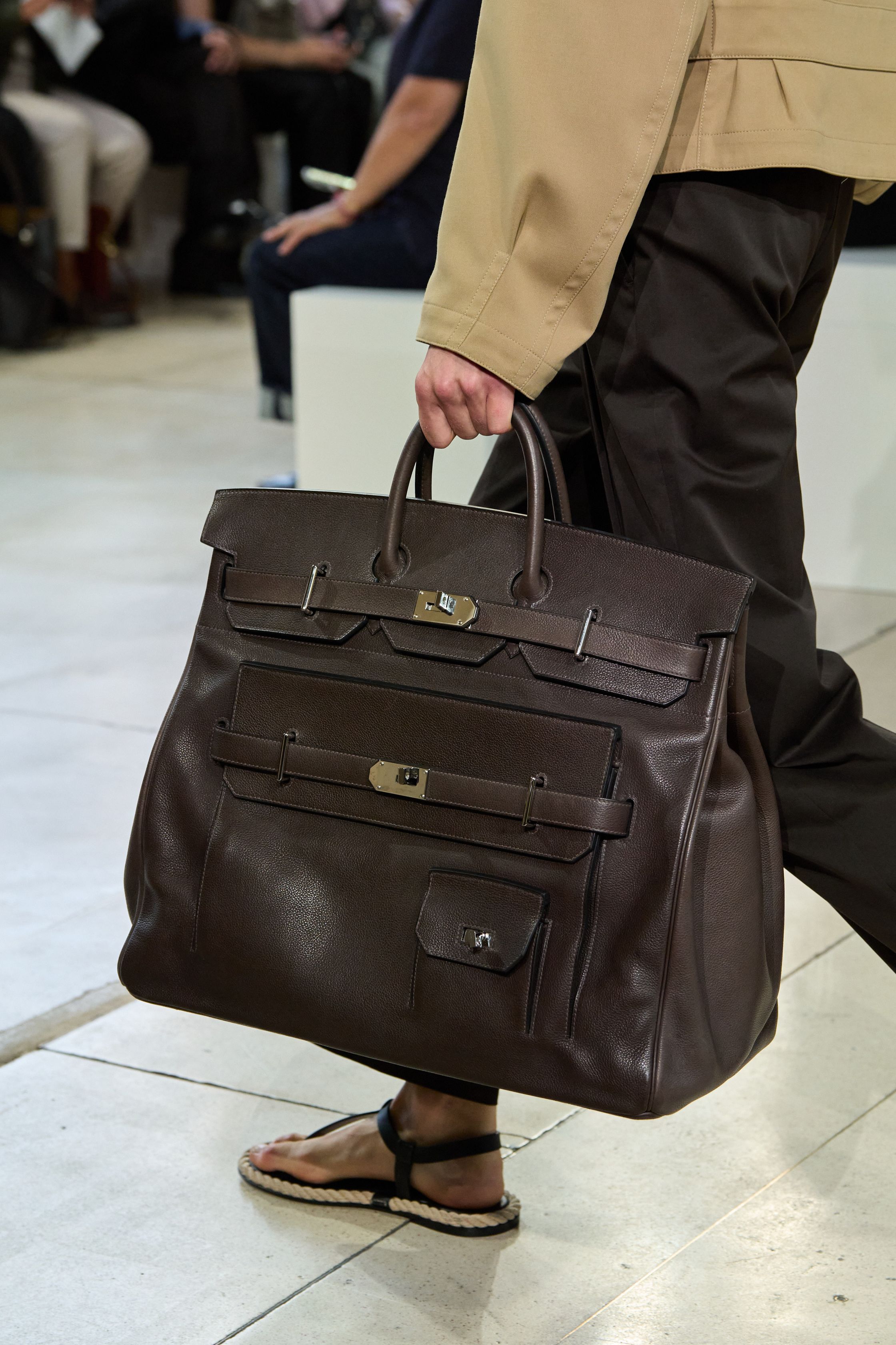 Юмор и сумки как объект желания. За что мы благодарны Вероник Нишанян в мужском Hermes (фото 9)