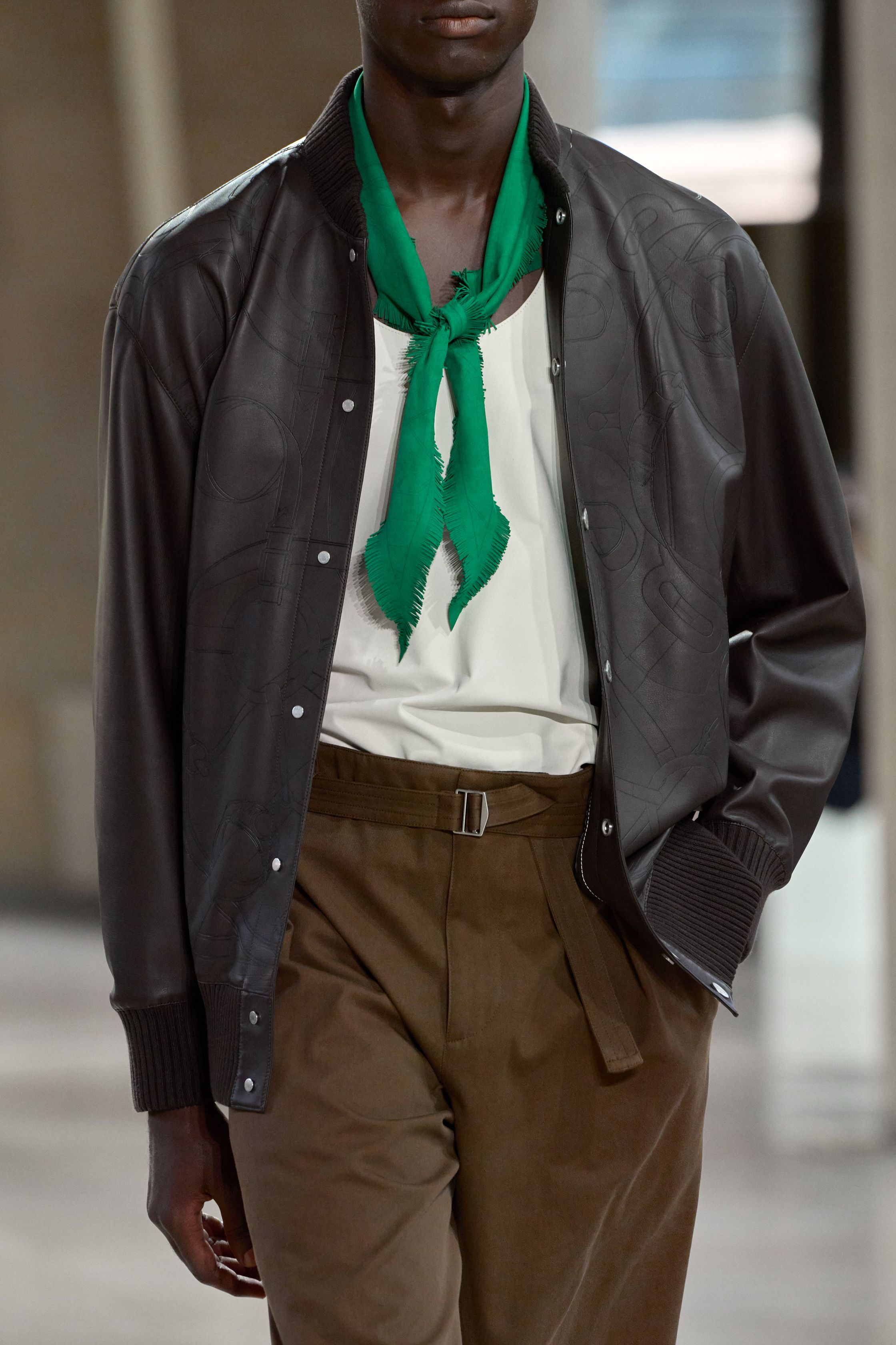 Юмор и сумки как объект желания. За что мы благодарны Вероник Нишанян в мужском Hermes (фото 33)