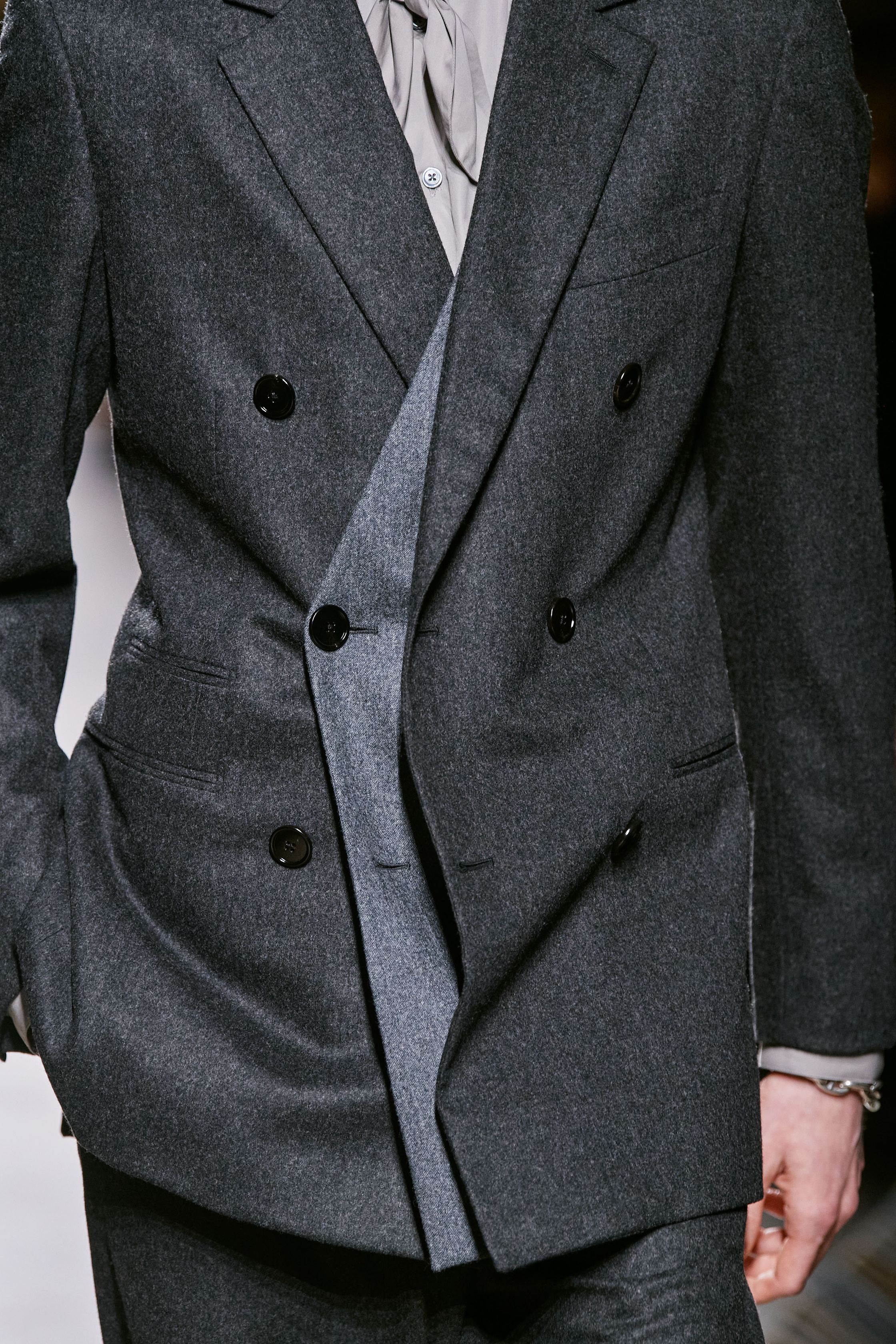 Юмор и сумки как объект желания. За что мы благодарны Вероник Нишанян в мужском Hermes (фото 40)