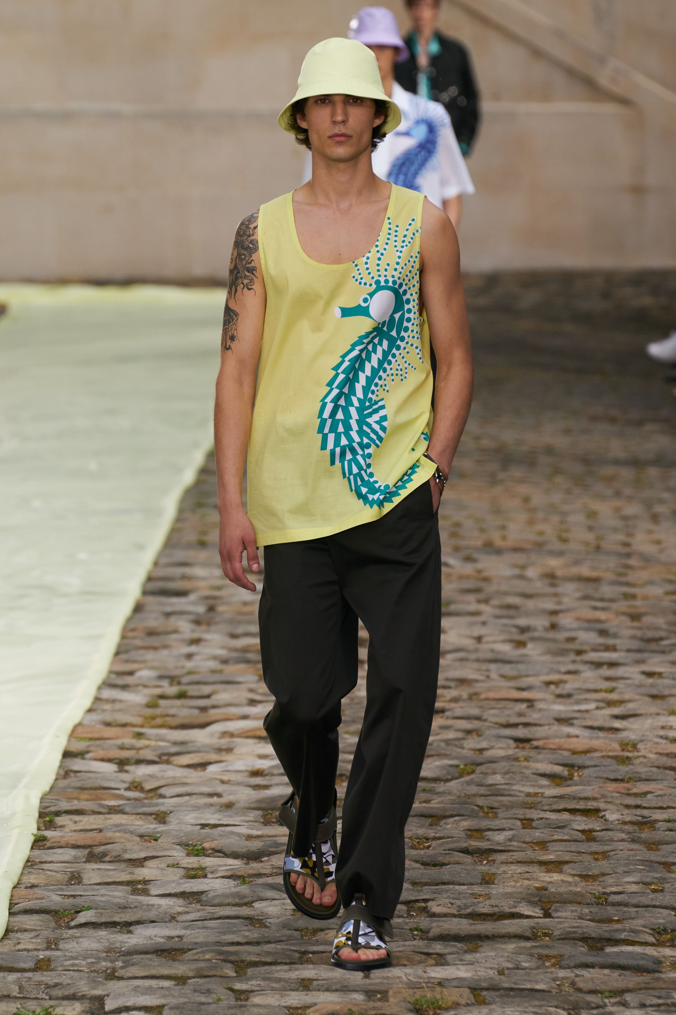 Юмор и сумки как объект желания. За что мы благодарны Вероник Нишанян в мужском Hermes (фото 43)