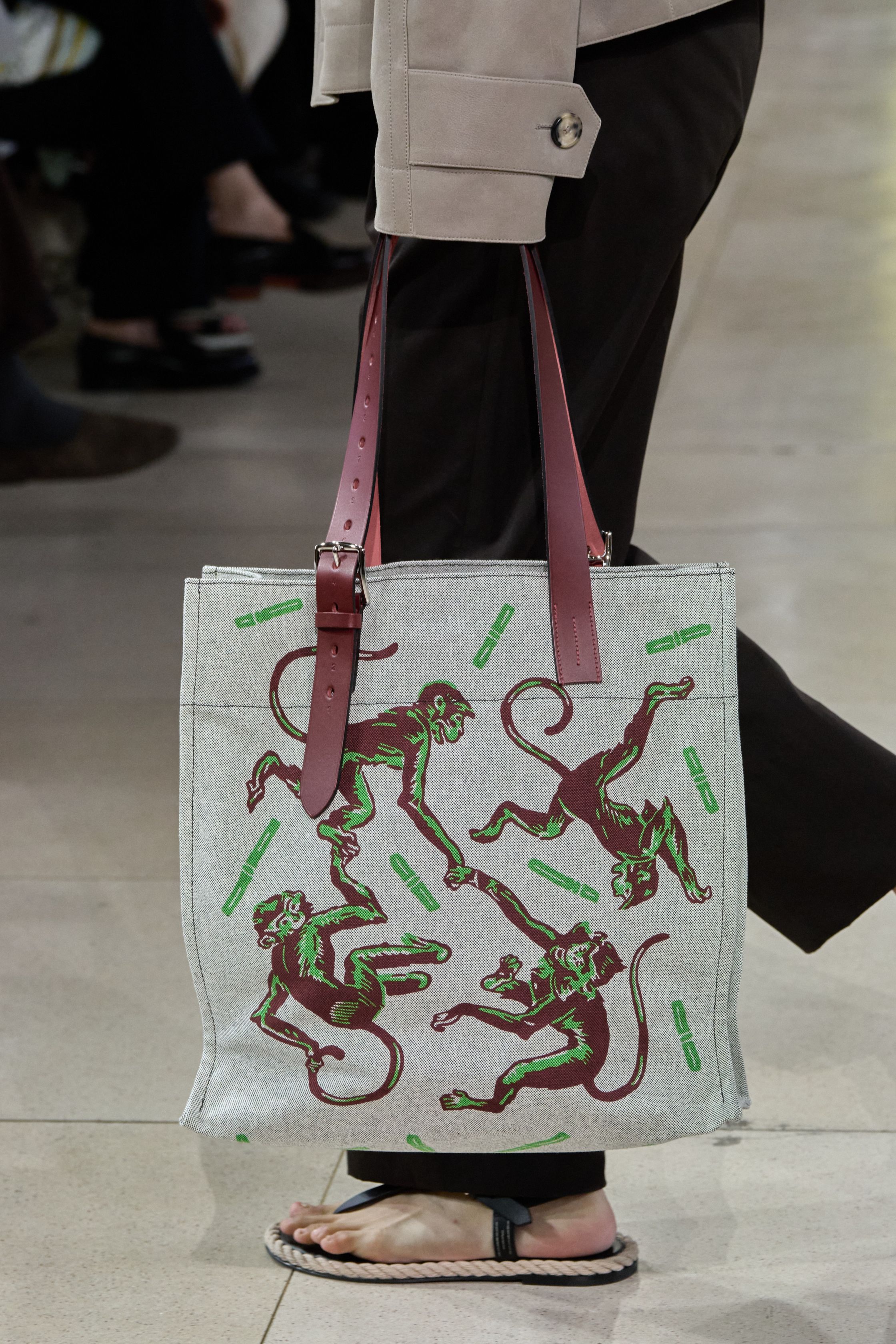 Юмор и сумки как объект желания. За что мы благодарны Вероник Нишанян в мужском Hermes (фото 41)