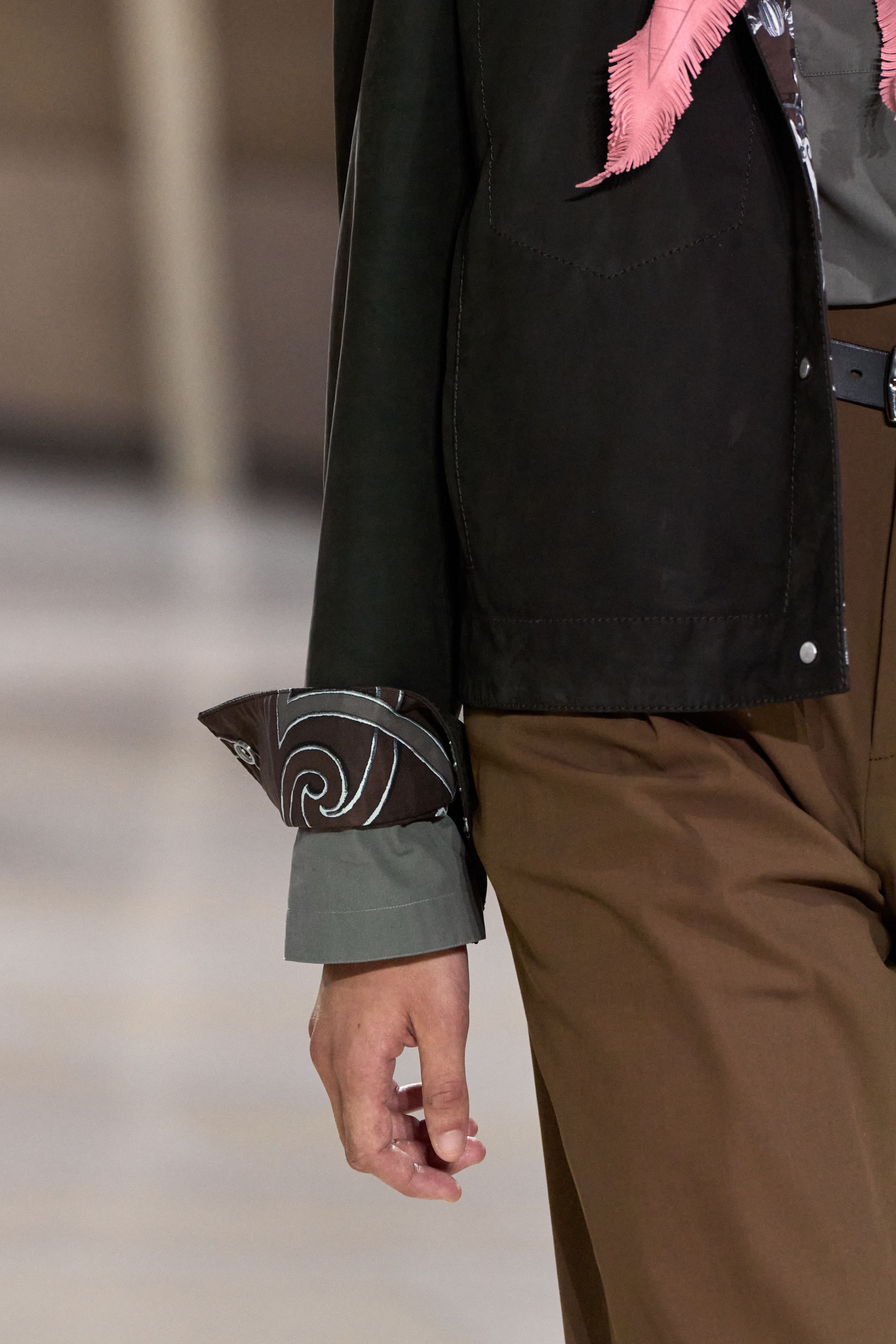 Юмор и сумки как объект желания. За что мы благодарны Вероник Нишанян в мужском Hermes (фото 45)