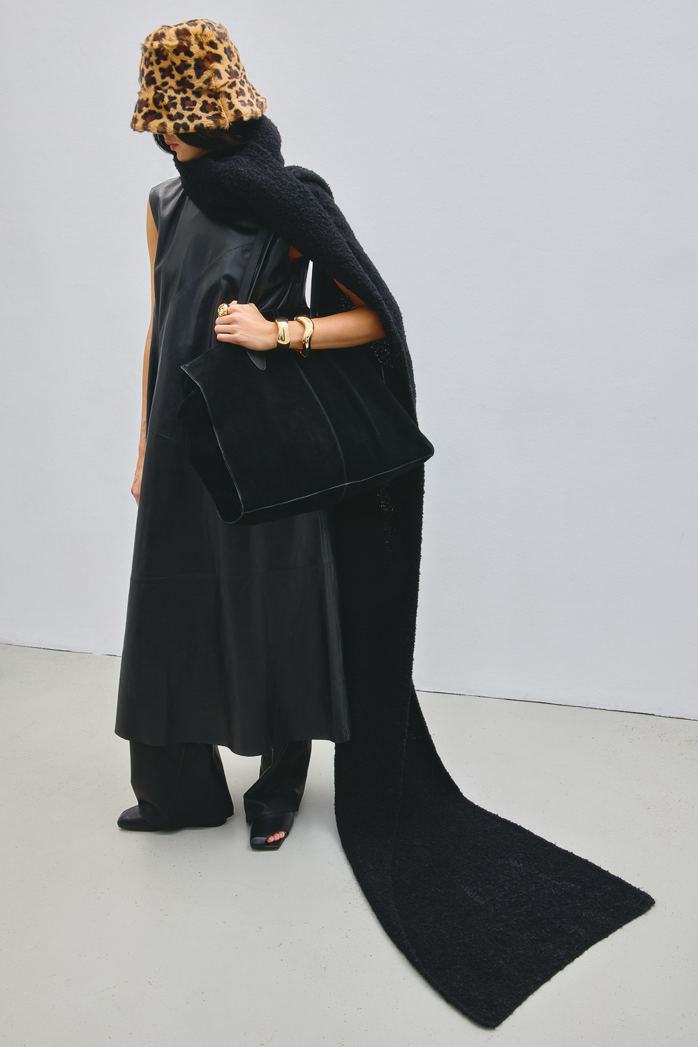 Анорак, бомбер, пончо и пальто без лацканов: 5 трендов верхней одежды с подиумов (фото 5)