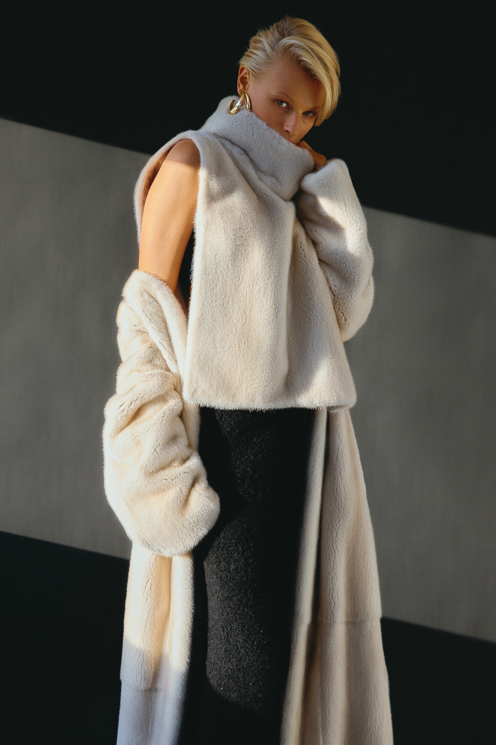 Анорак, бомбер, пончо и пальто без лацканов: 5 трендов верхней одежды с подиумов (фото 10)