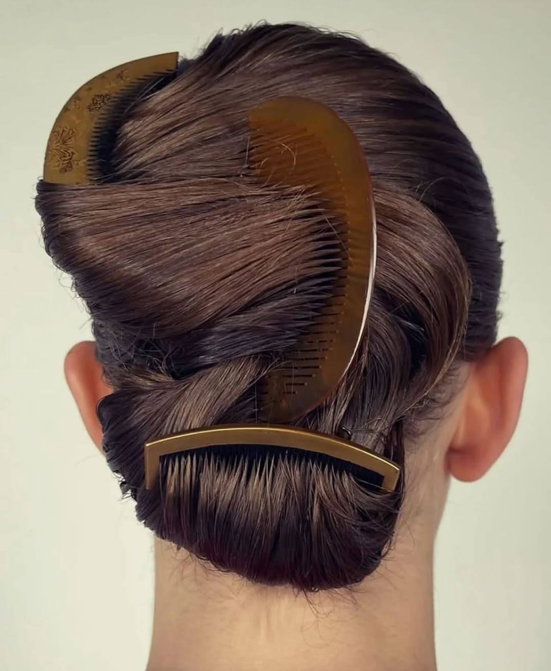 Гребни, шпильки и крабы, как в лукбуке The Row pre-fall 2026 (фото 1)