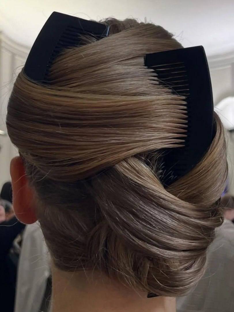 Гребни, шпильки и крабы, как в лукбуке The Row pre-fall 2026 (фото 5)