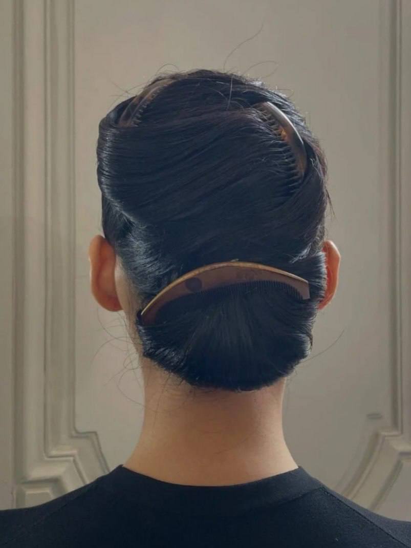 Гребни, шпильки и крабы, как в лукбуке The Row pre-fall 2026 (фото 4)