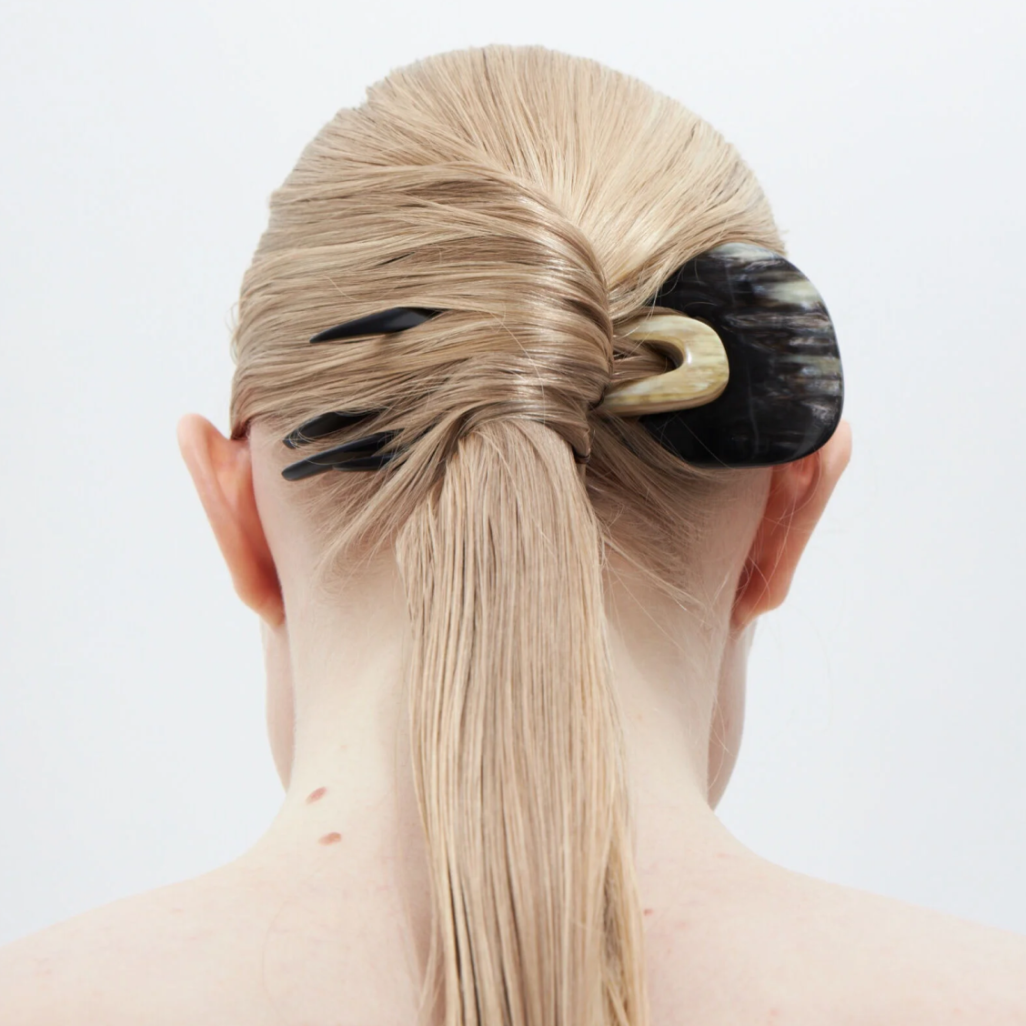 Гребни, шпильки и крабы, как в лукбуке The Row pre-fall 2026 (фото 6)