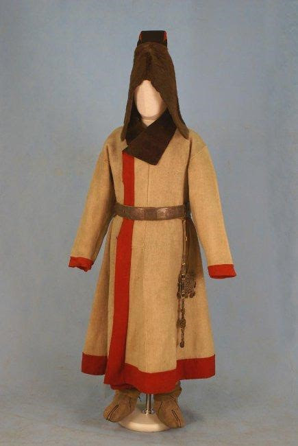 Локальный бренд FRONT Fashion представил коллекцию пальто с этническими мотивами (фото 3)