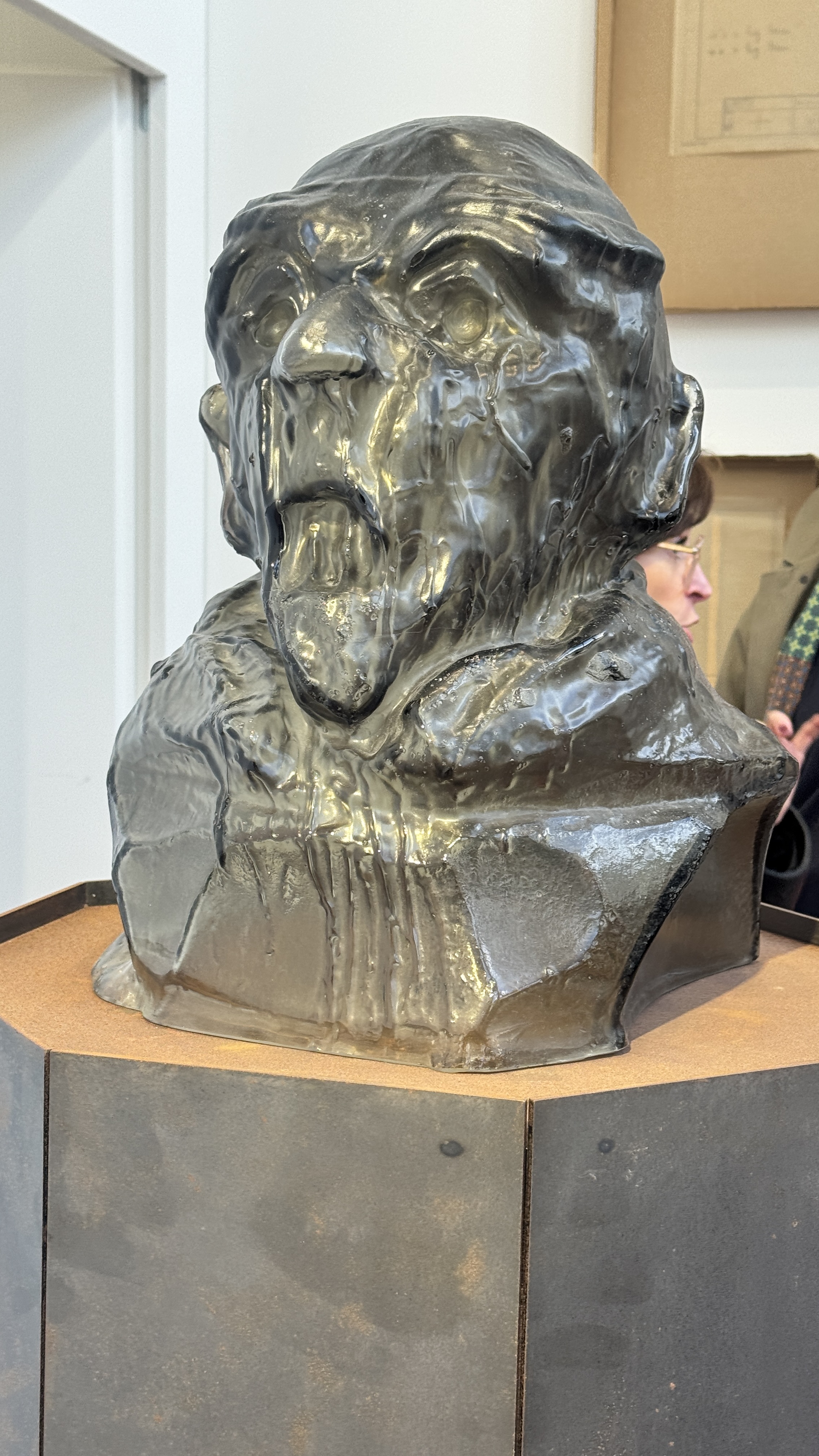 «Тайная вечеря» и коробки из-под шампанского: чем запомнился Art Basel 2025 в Париже (фото 6)