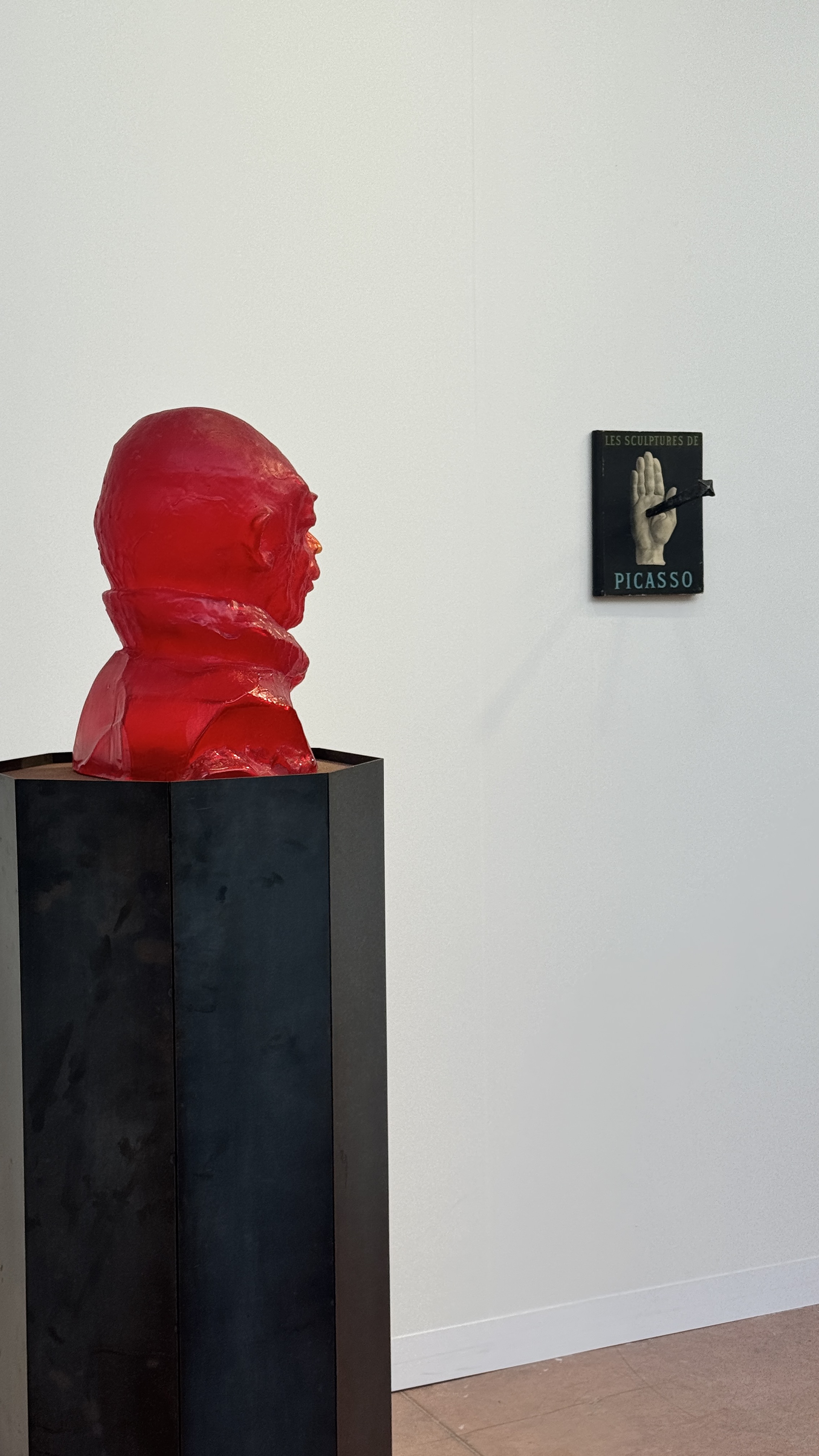 «Тайная вечеря» и коробки из-под шампанского: чем запомнился Art Basel 2025 в Париже (фото 5)