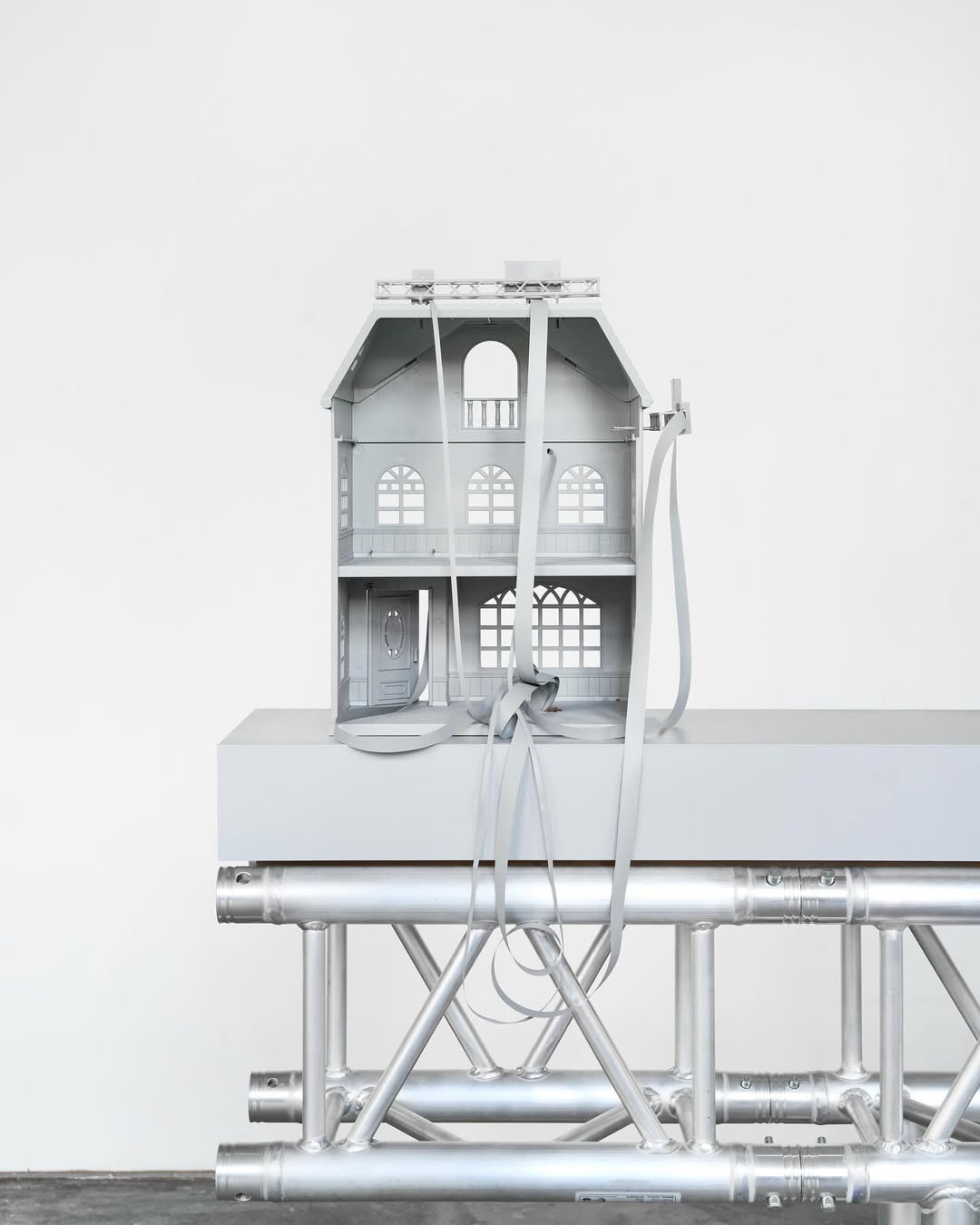 «Тайная вечеря» и коробки из-под шампанского: чем запомнился Art Basel 2025 в Париже (фото 7)