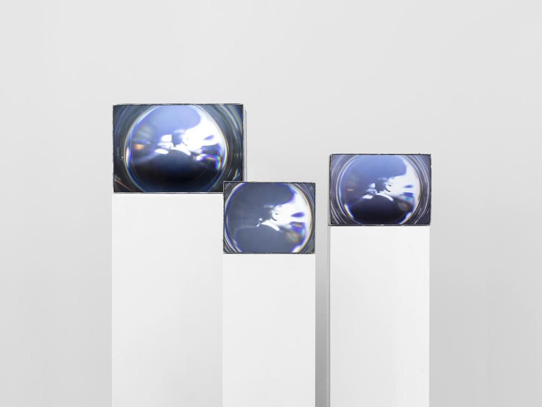 «Тайная вечеря» и коробки из-под шампанского: чем запомнился Art Basel 2025 в Париже (фото 11)