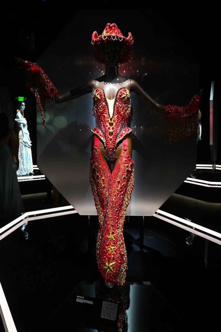 Кайли Дженнер, Алекс Консани и Эмрата посетили открытие новой выставки Swarovski (фото 5)