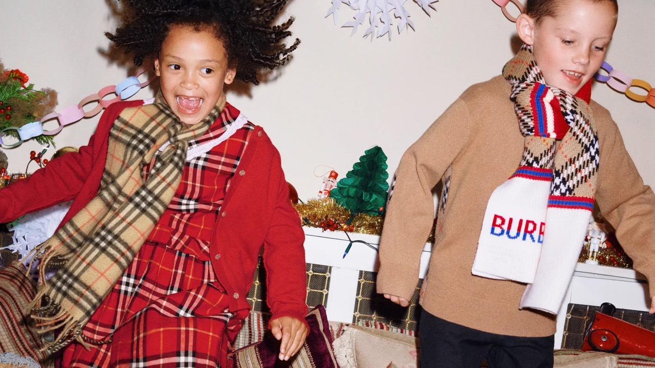 Роузи Хантингтон-Уайтли и Наоми Кэмпбелл снялись в новогоднем кампейне Burberry (фото 4)