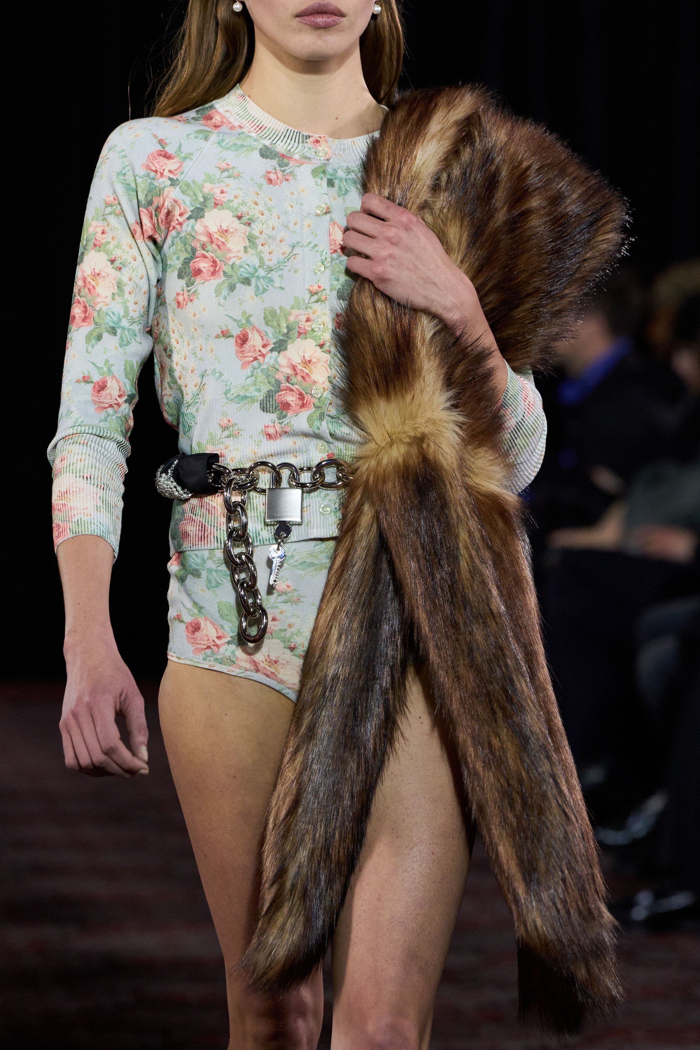 Шкурки, палантины и гиперобъемные шубы: как и с чем носить мех зимой 2025 (фото 2)