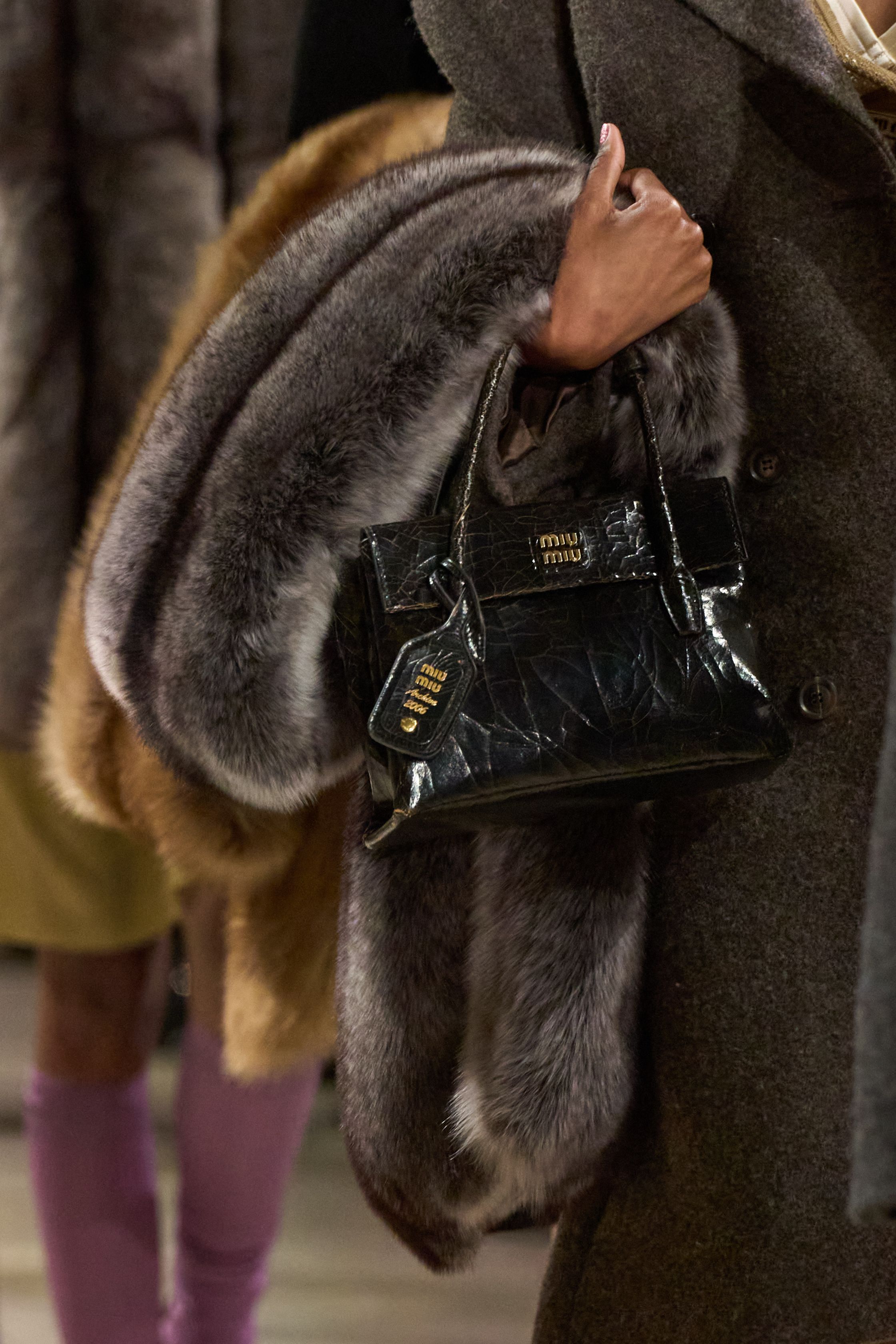 Шкурки, палантины и гиперобъемные шубы: как и с чем носить мех зимой 2025 (фото 1)