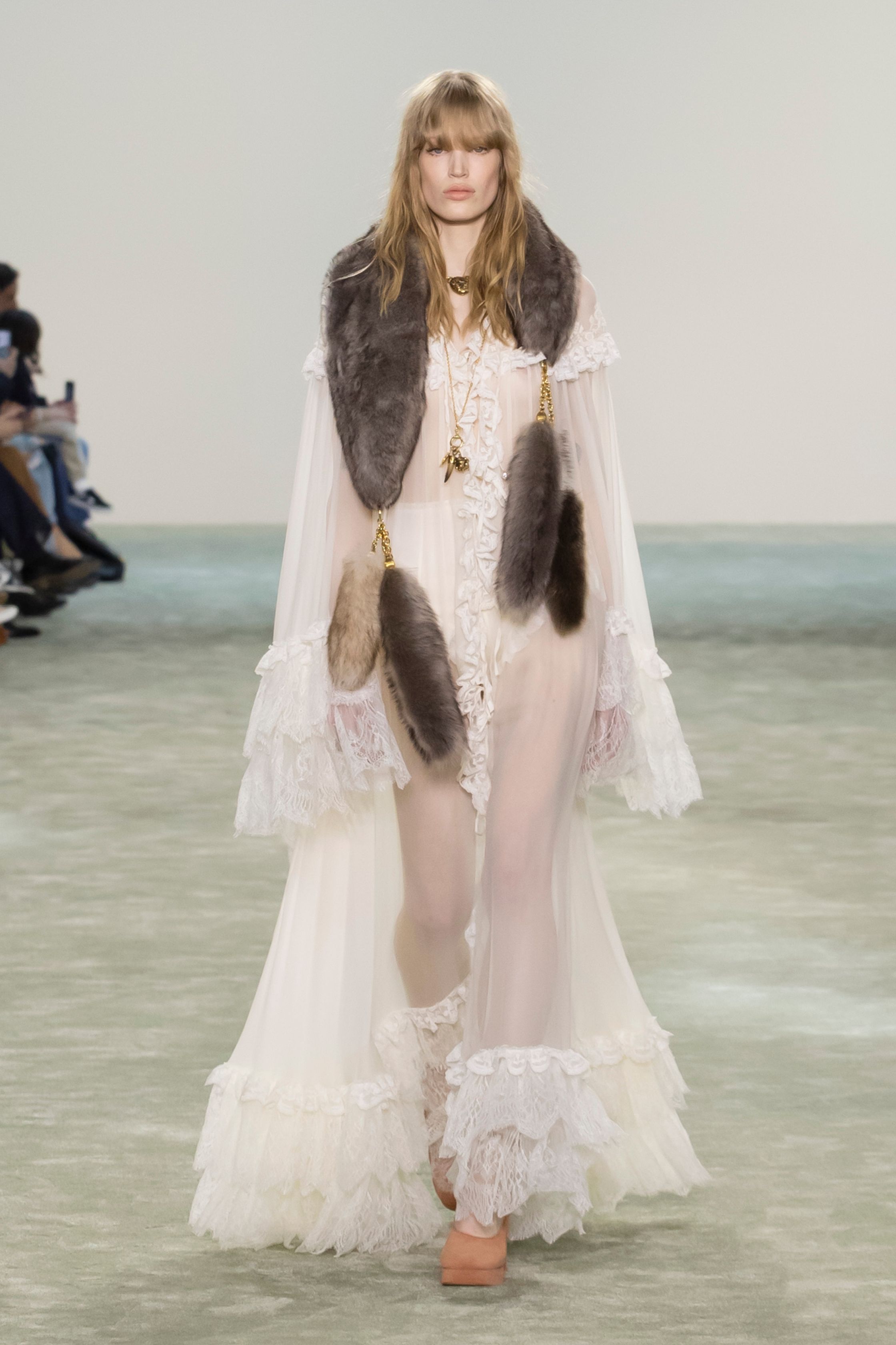 Шкурки, палантины и гиперобъемные шубы: как и с чем носить мех зимой 2025 (фото 3)