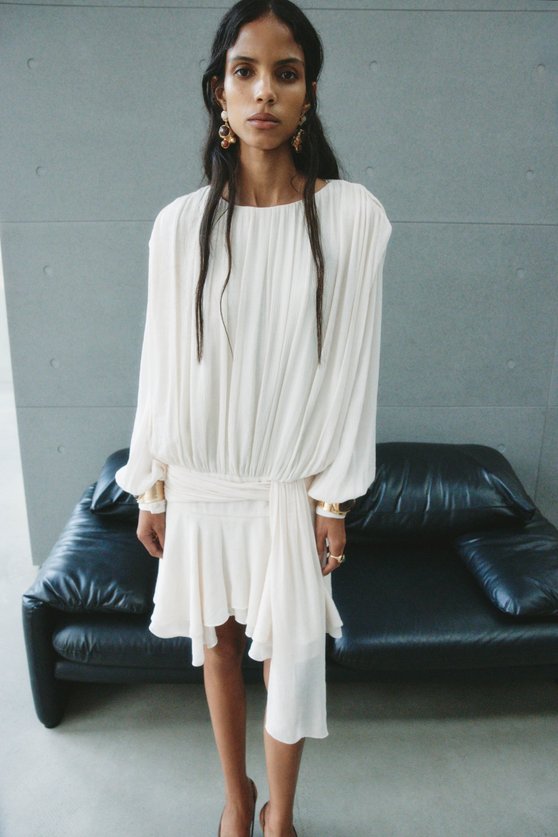 Шкурки, палантины и гиперобъемные шубы: как и с чем носить мех зимой 2025 (фото 4)