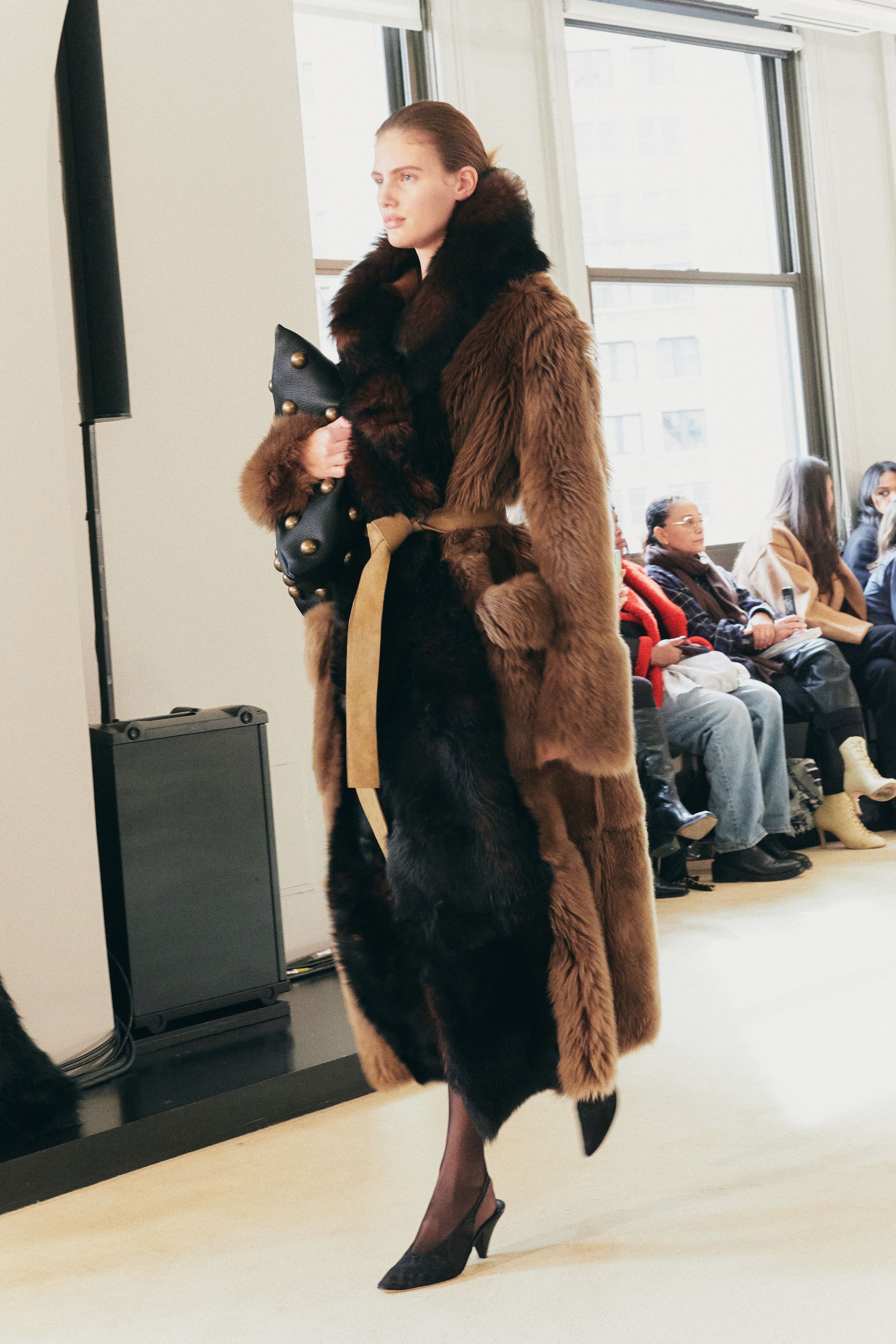 Шкурки, палантины и гиперобъемные шубы: как и с чем носить мех зимой 2025 (фото 9)
