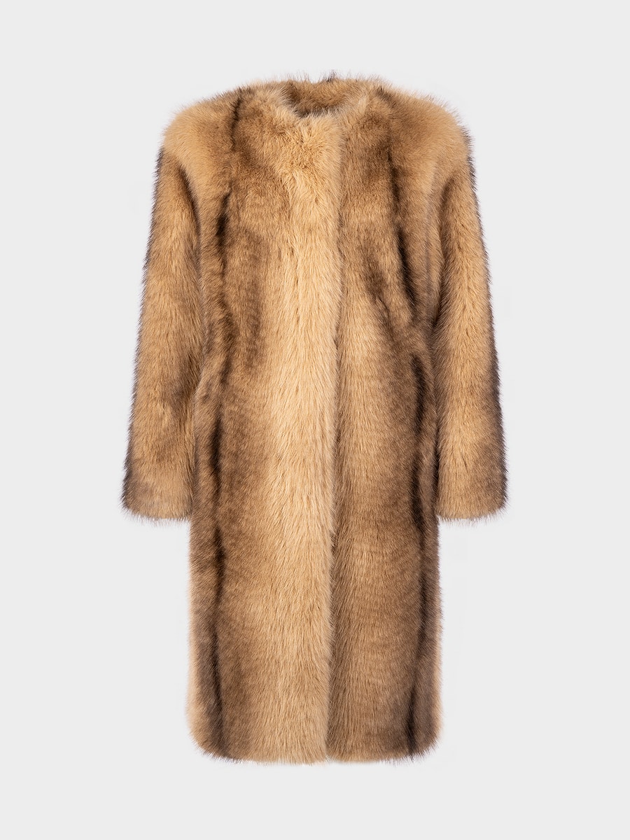 Шкурки, палантины и гиперобъемные шубы: как и с чем носить мех зимой 2025 (фото 11)