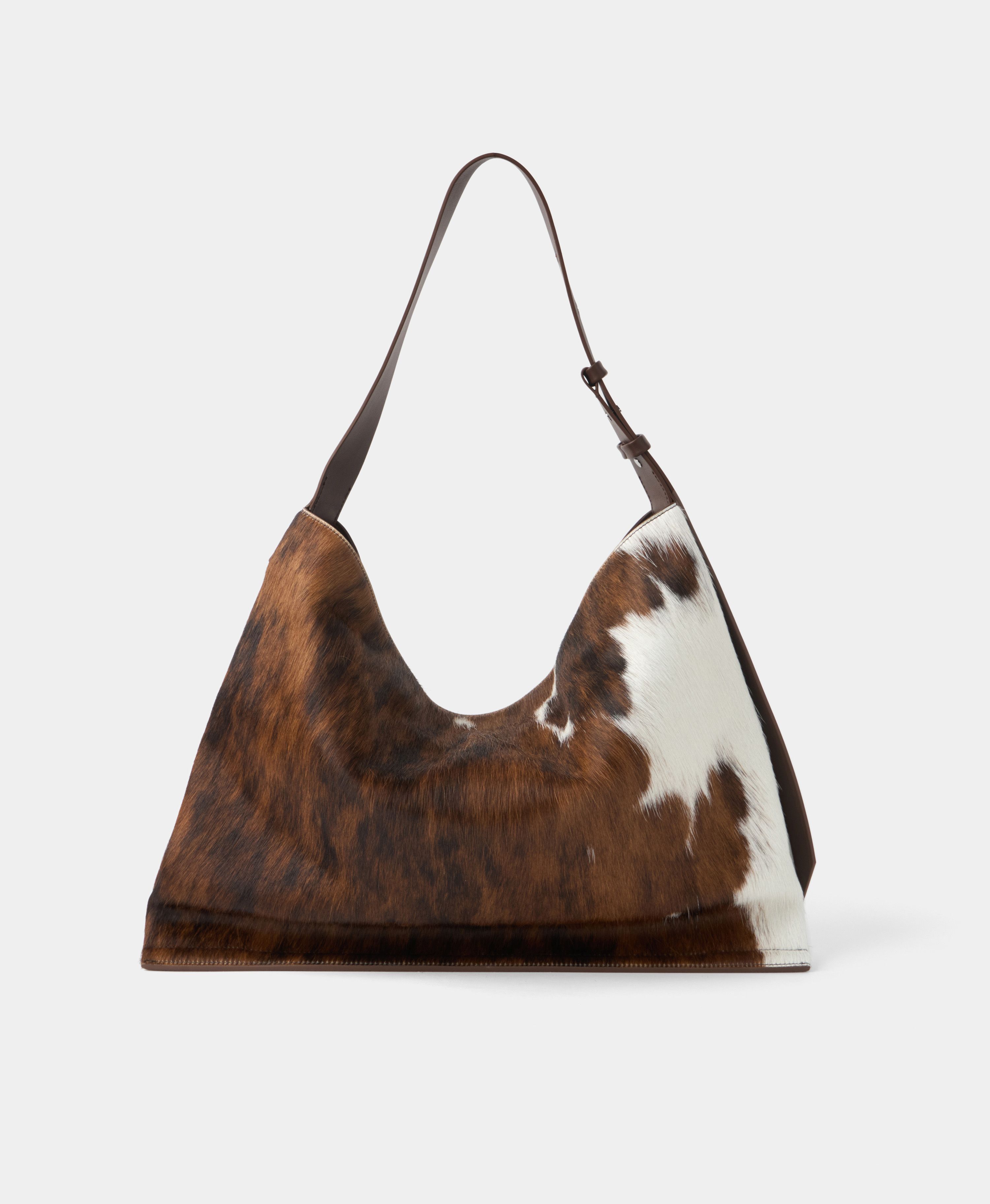 Шкурки, палантины и гиперобъемные шубы: как и с чем носить мех зимой 2025 (фото 12)