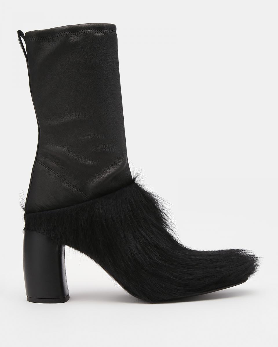 Шкурки, палантины и гиперобъемные шубы: как и с чем носить мех зимой 2025 (фото 15)