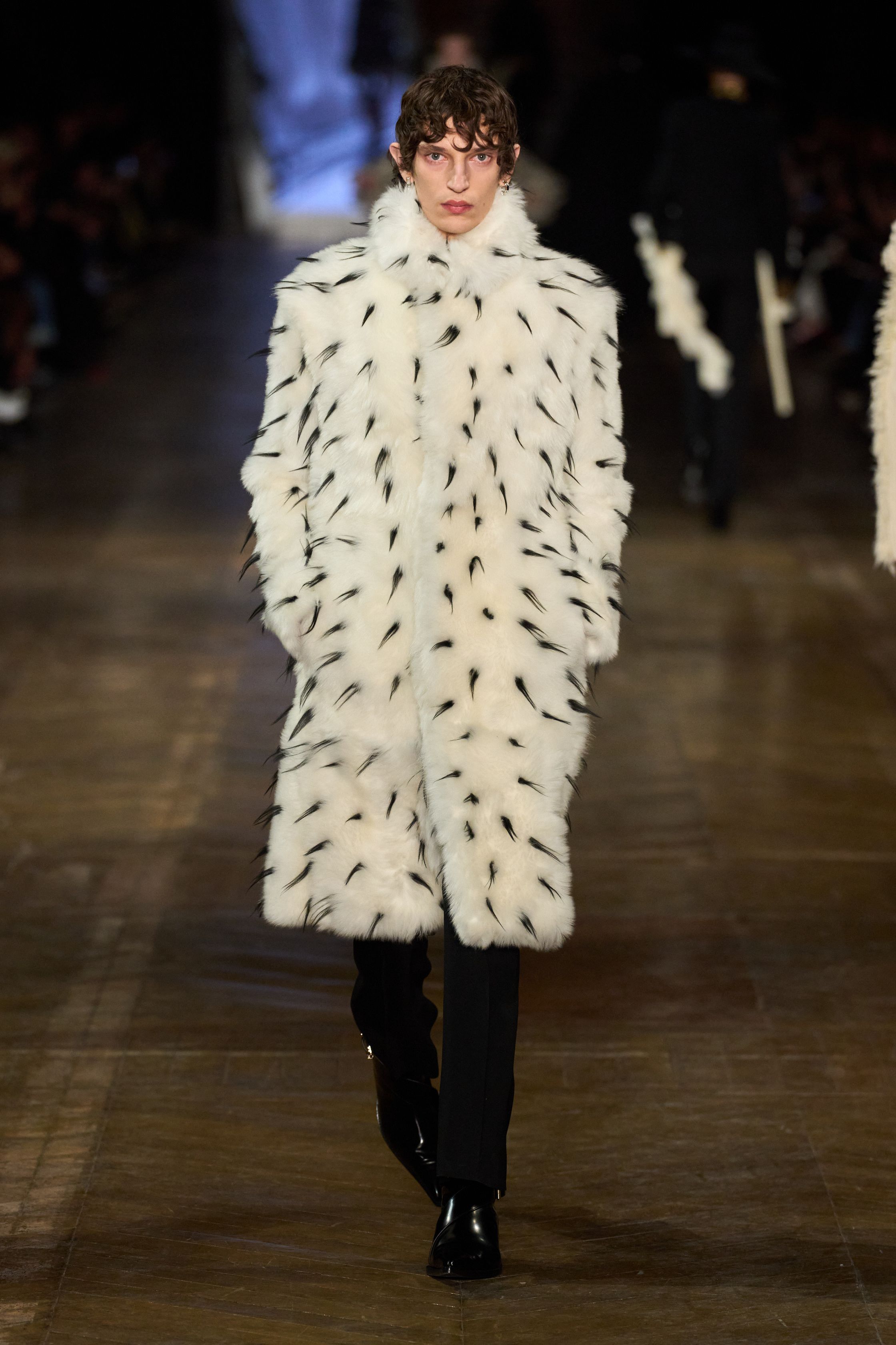 Шкурки, палантины и гиперобъемные шубы: как и с чем носить мех зимой 2025 (фото 18)