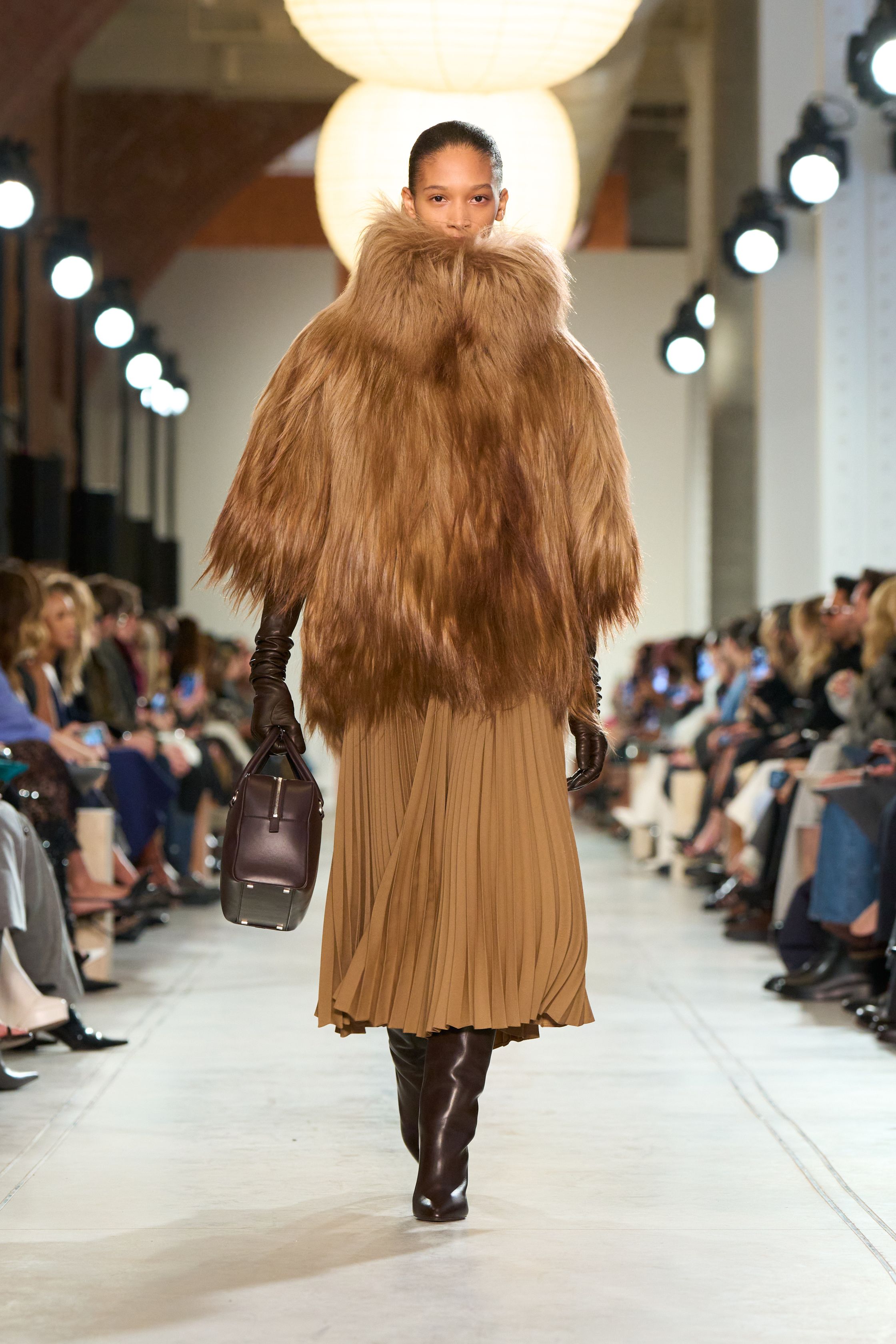 Шкурки, палантины и гиперобъемные шубы: как и с чем носить мех зимой 2025 (фото 25)