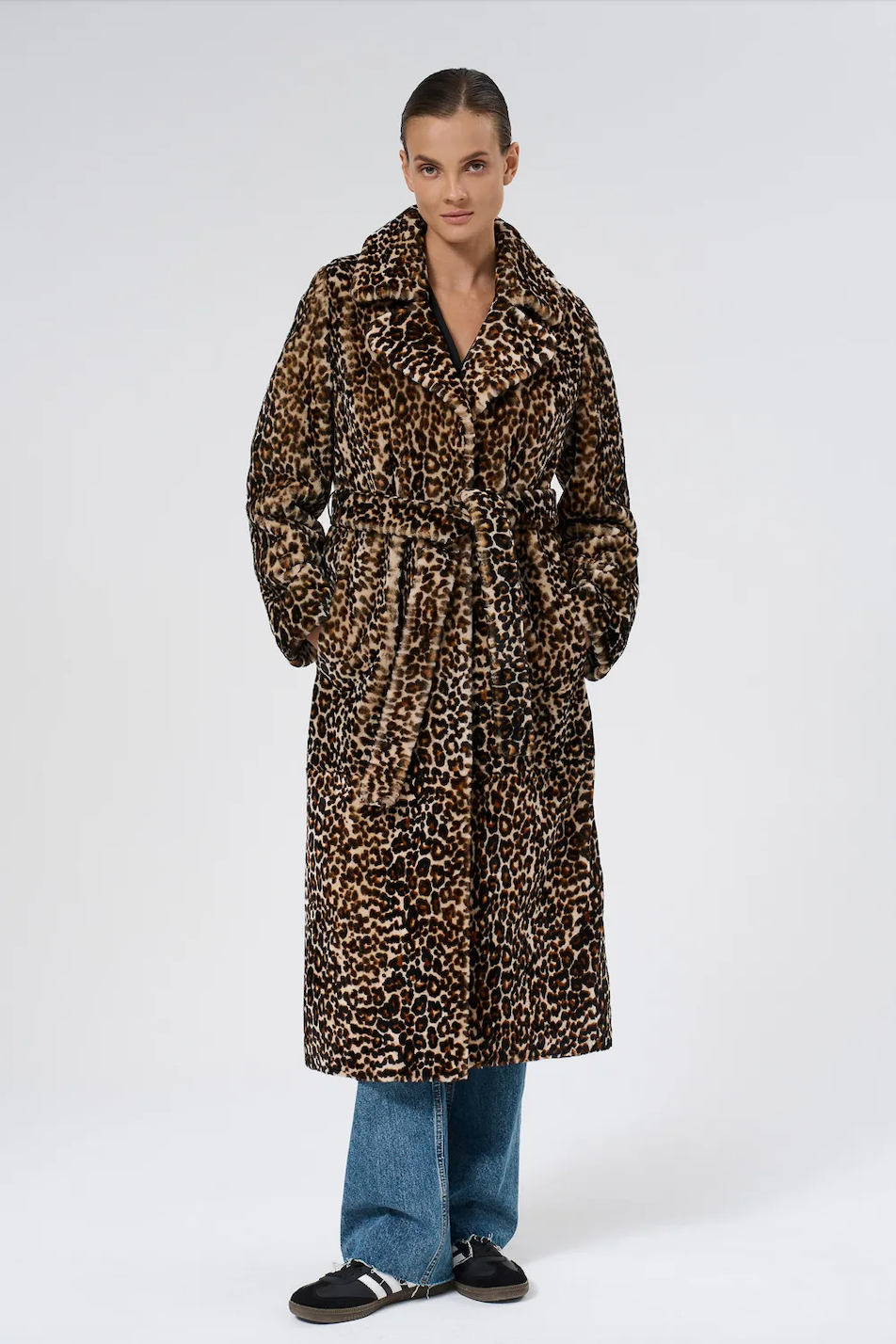 Шкурки, палантины и гиперобъемные шубы: как и с чем носить мех зимой 2025 (фото 19)