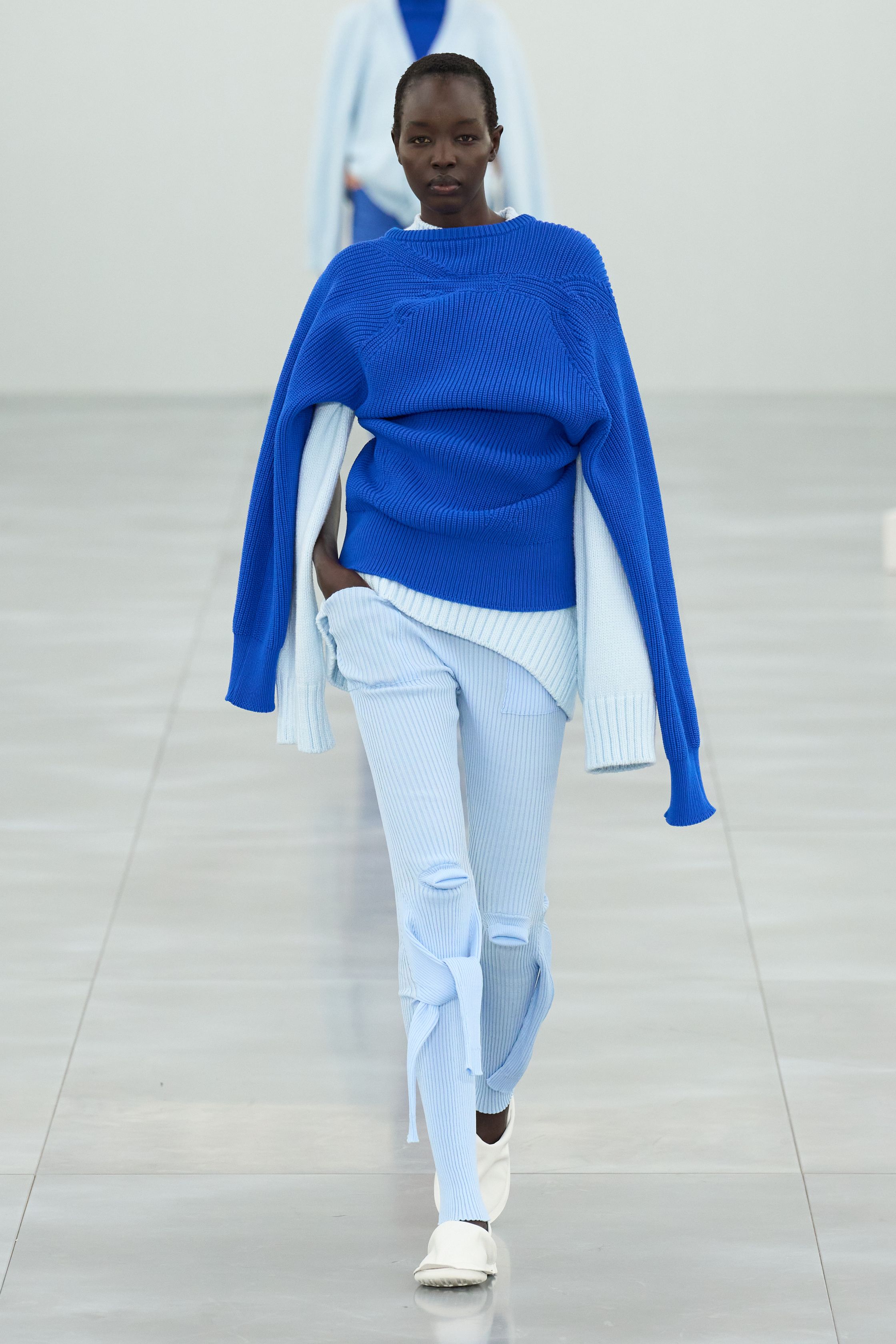 Ultra Violet, синий Кляйна, красный и травяной: 20+ ярких вещей для серого ноября (фото 13)